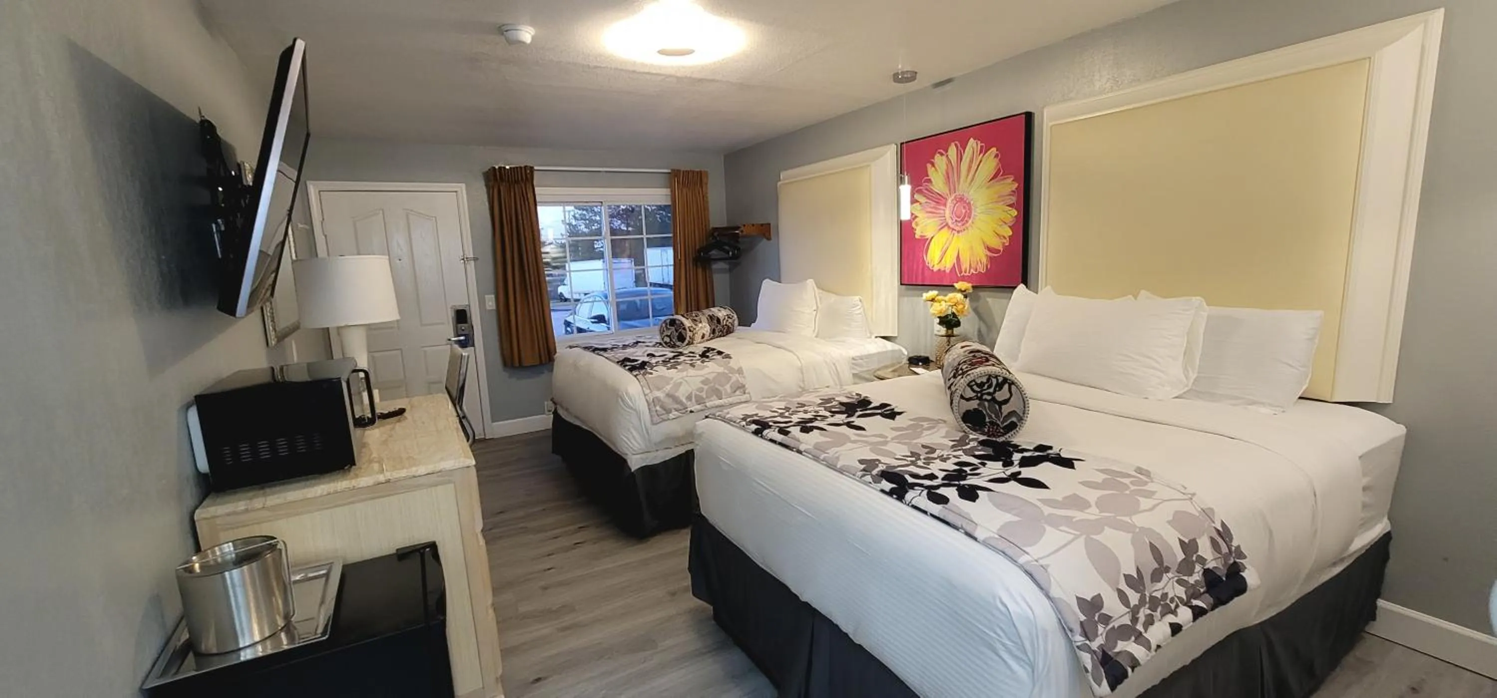 TV and multimedia, Bed in Dragonfly Inn & Suites