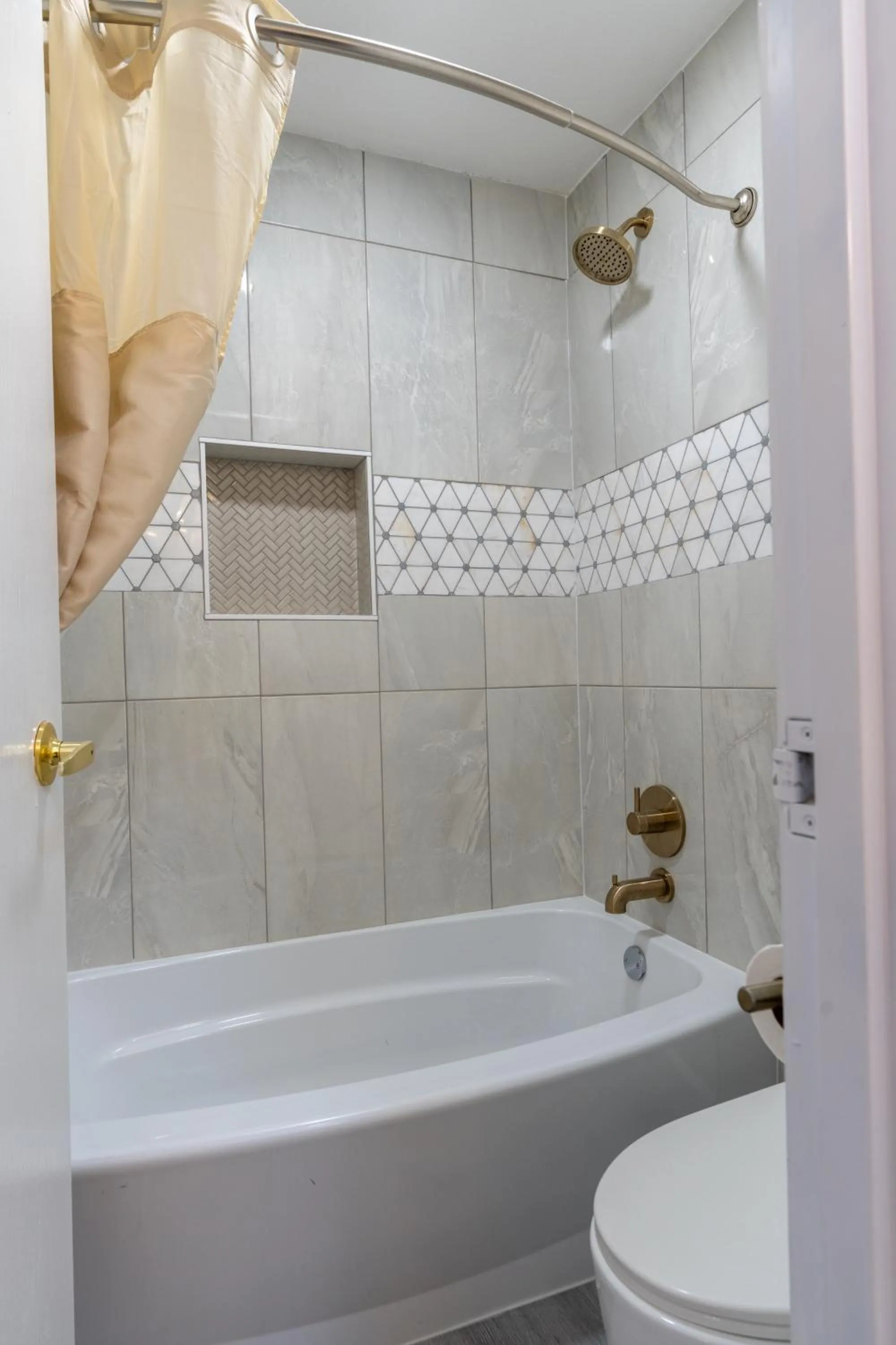 Bath in Dragonfly Inn & Suites