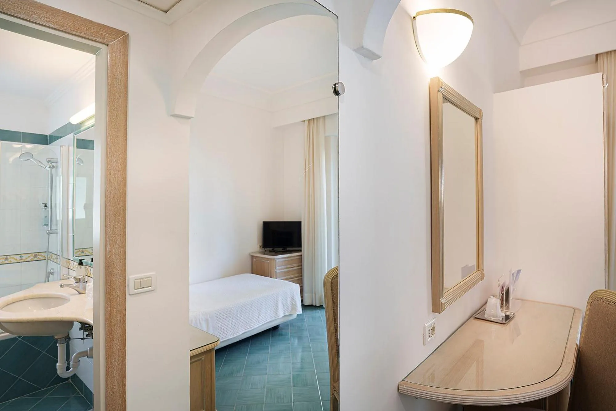 Photo of the whole room, Bed in Hotel Continental Ischia