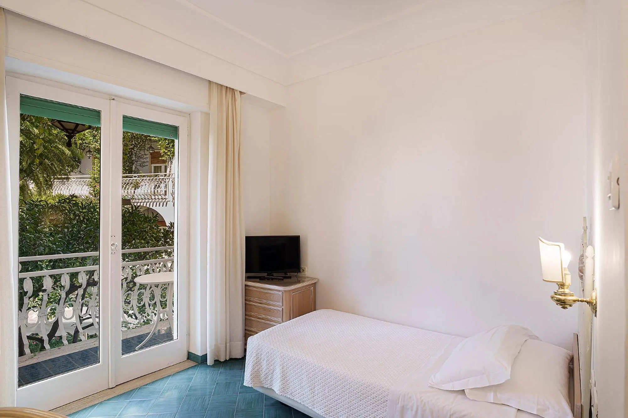 Photo of the whole room, Bed in Hotel Continental Ischia