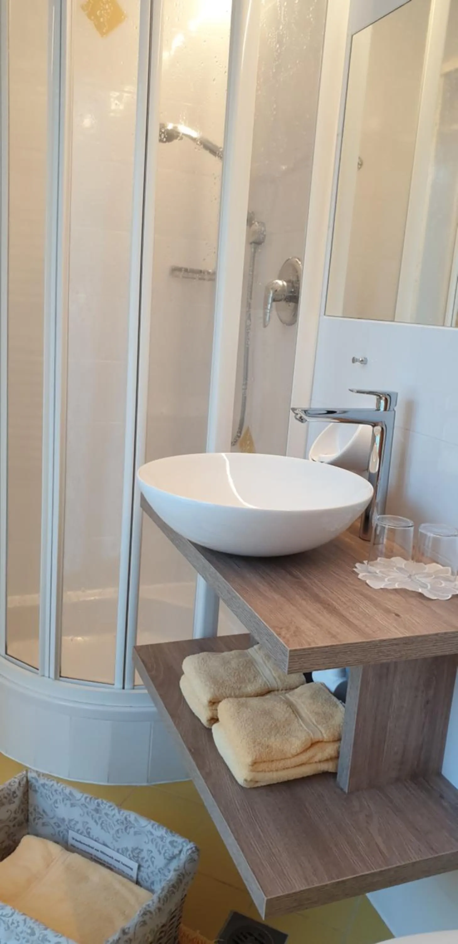 Shower in Appartements Dornach