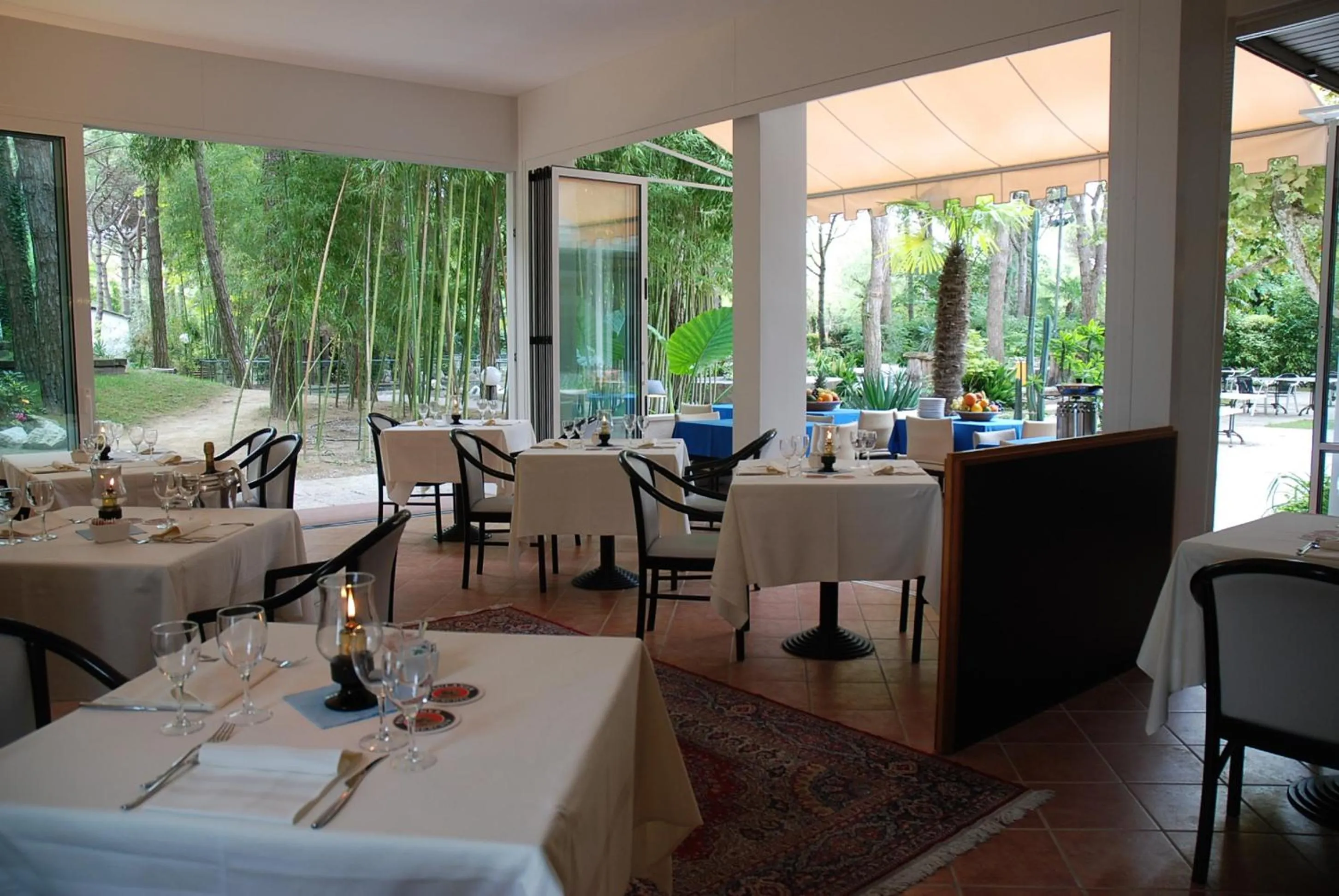 Restaurant/places to eat in Hotel Valdor