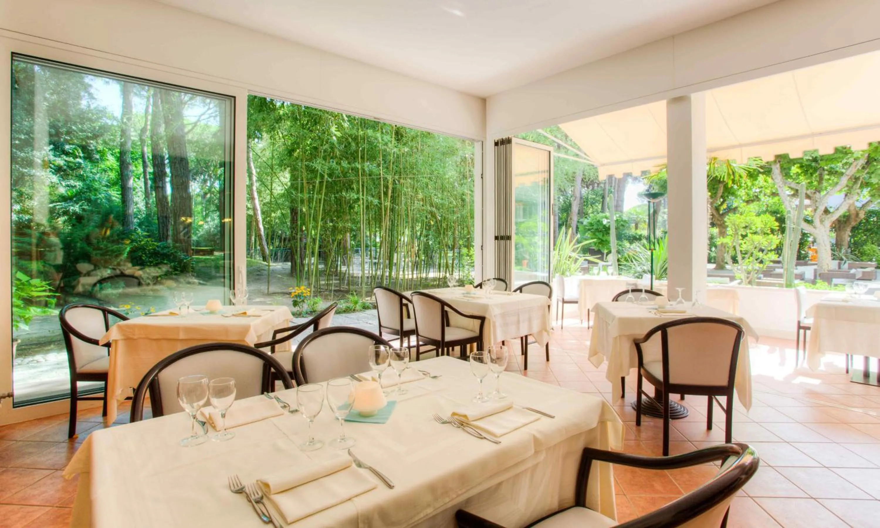 Restaurant/places to eat in Hotel Valdor