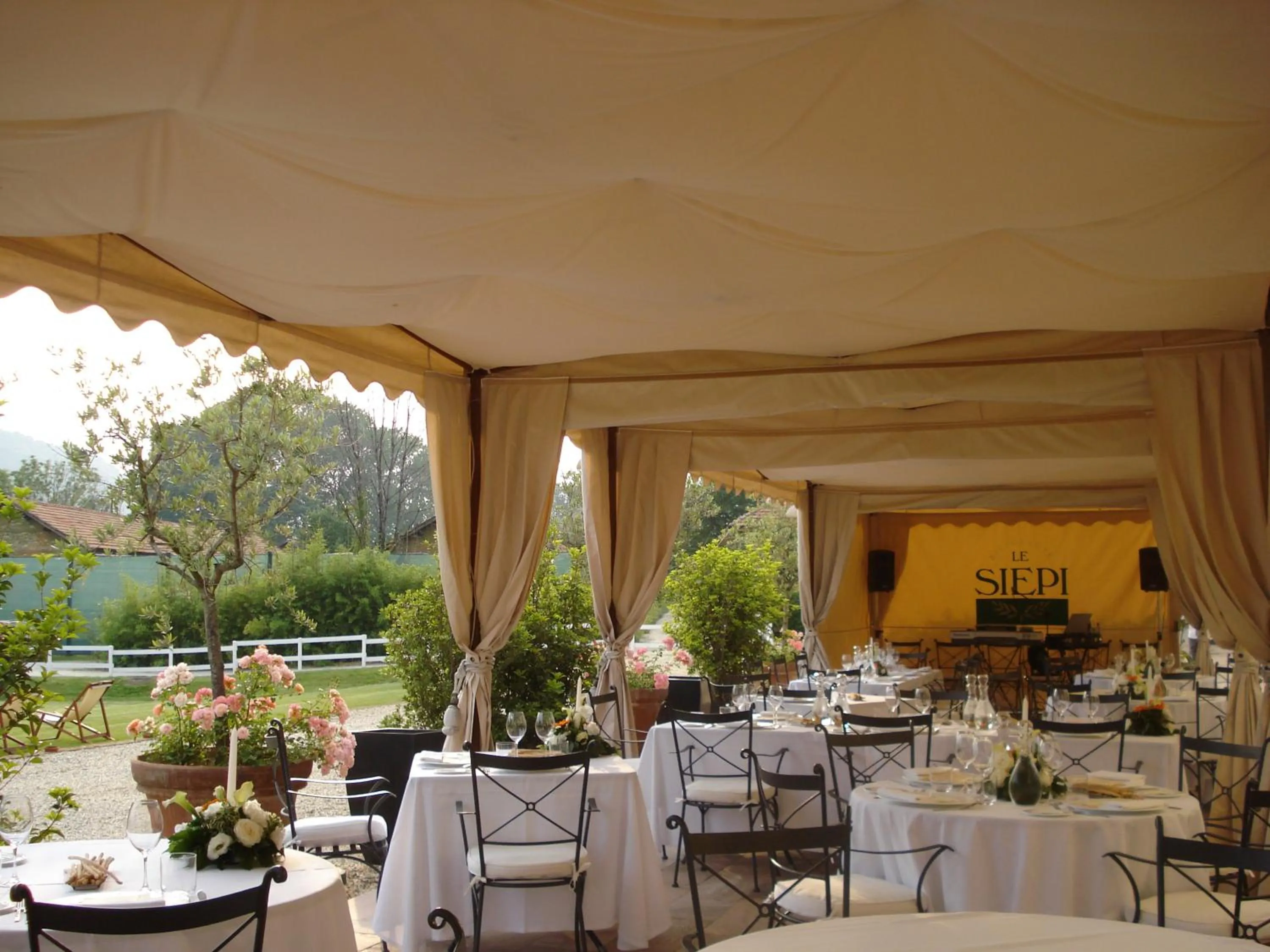 Restaurant/places to eat in Hotel Barrage