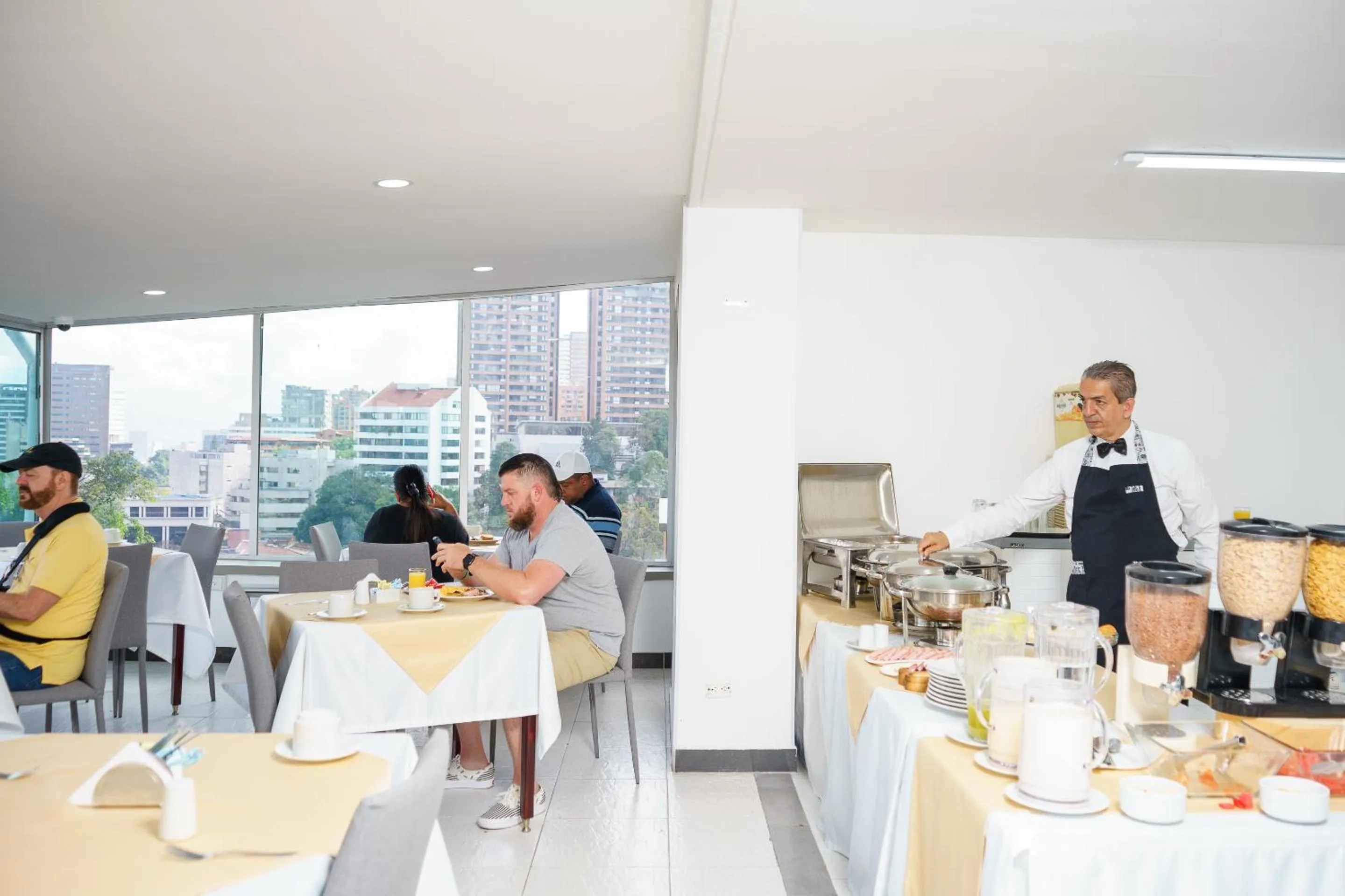 Restaurant/places to eat in Hotel Torre Poblado