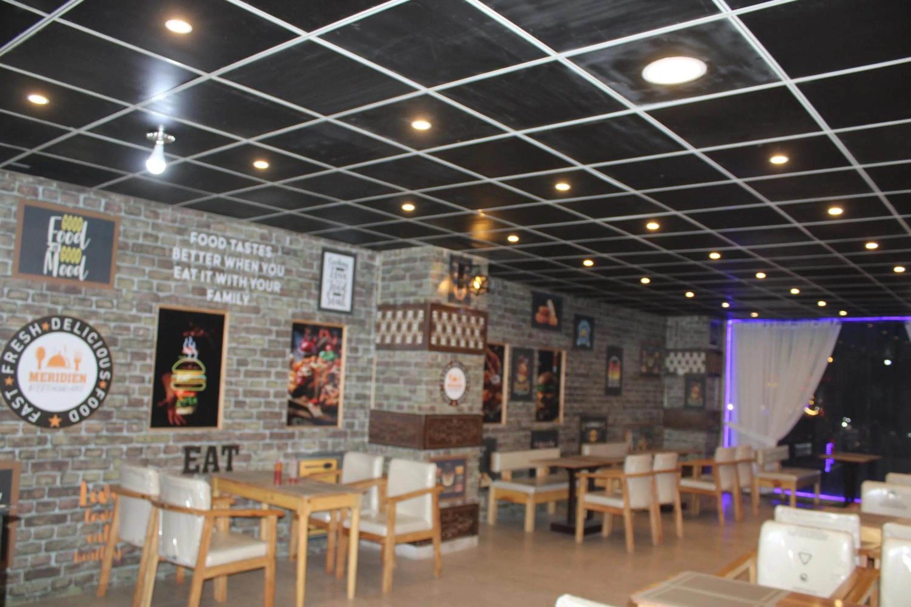 Restaurant/places to eat in Hotel Le Meridien