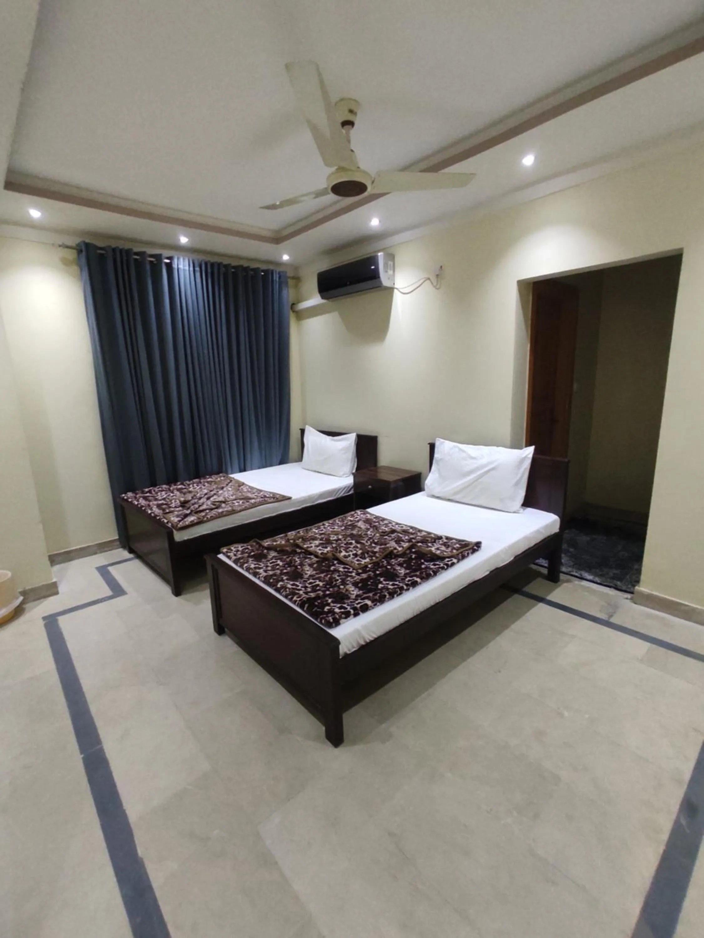 Photo of the whole room, Bed in Hotel Le Meridien