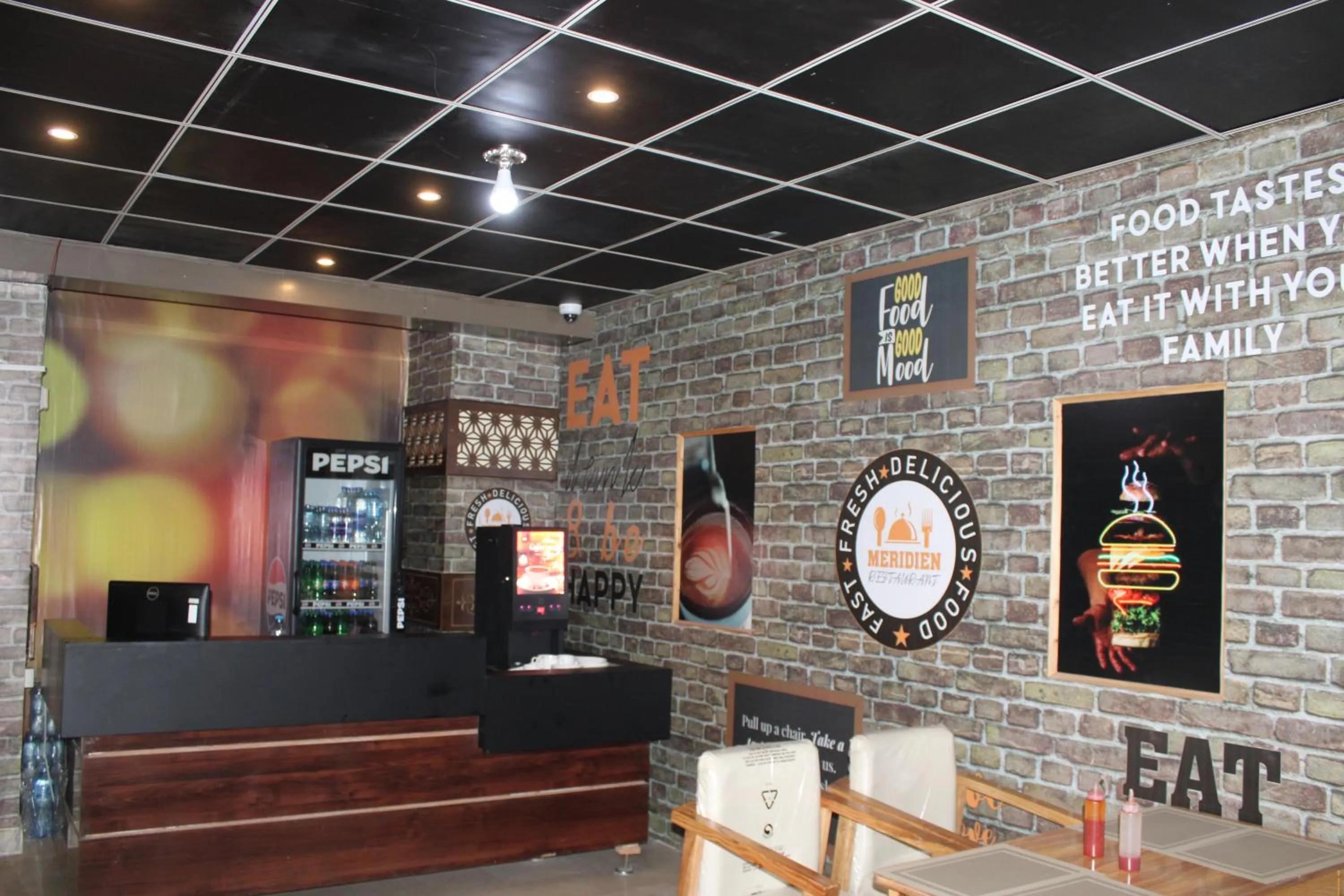 Restaurant/places to eat in Hotel Le Meridien