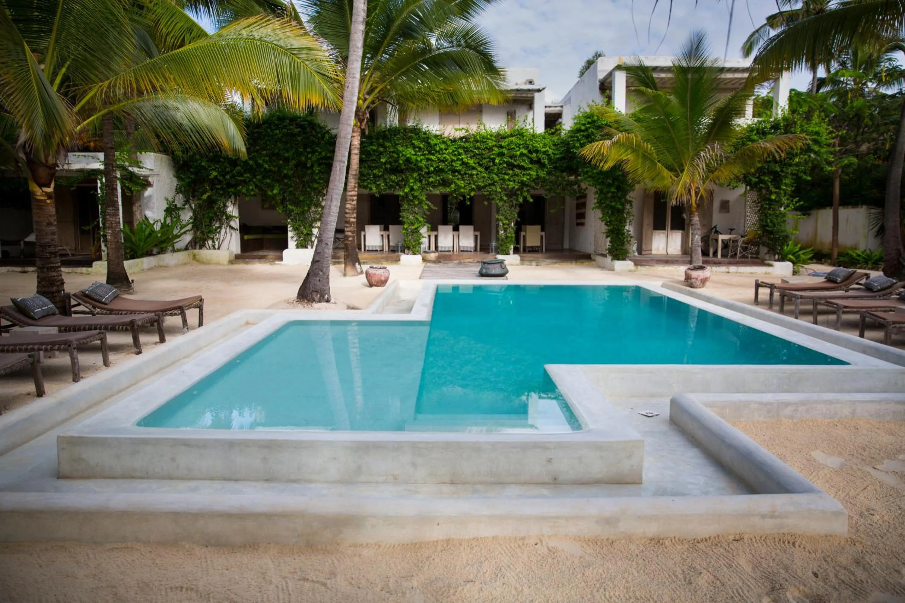 Swimming pool in Uzuri Boutique Hotel