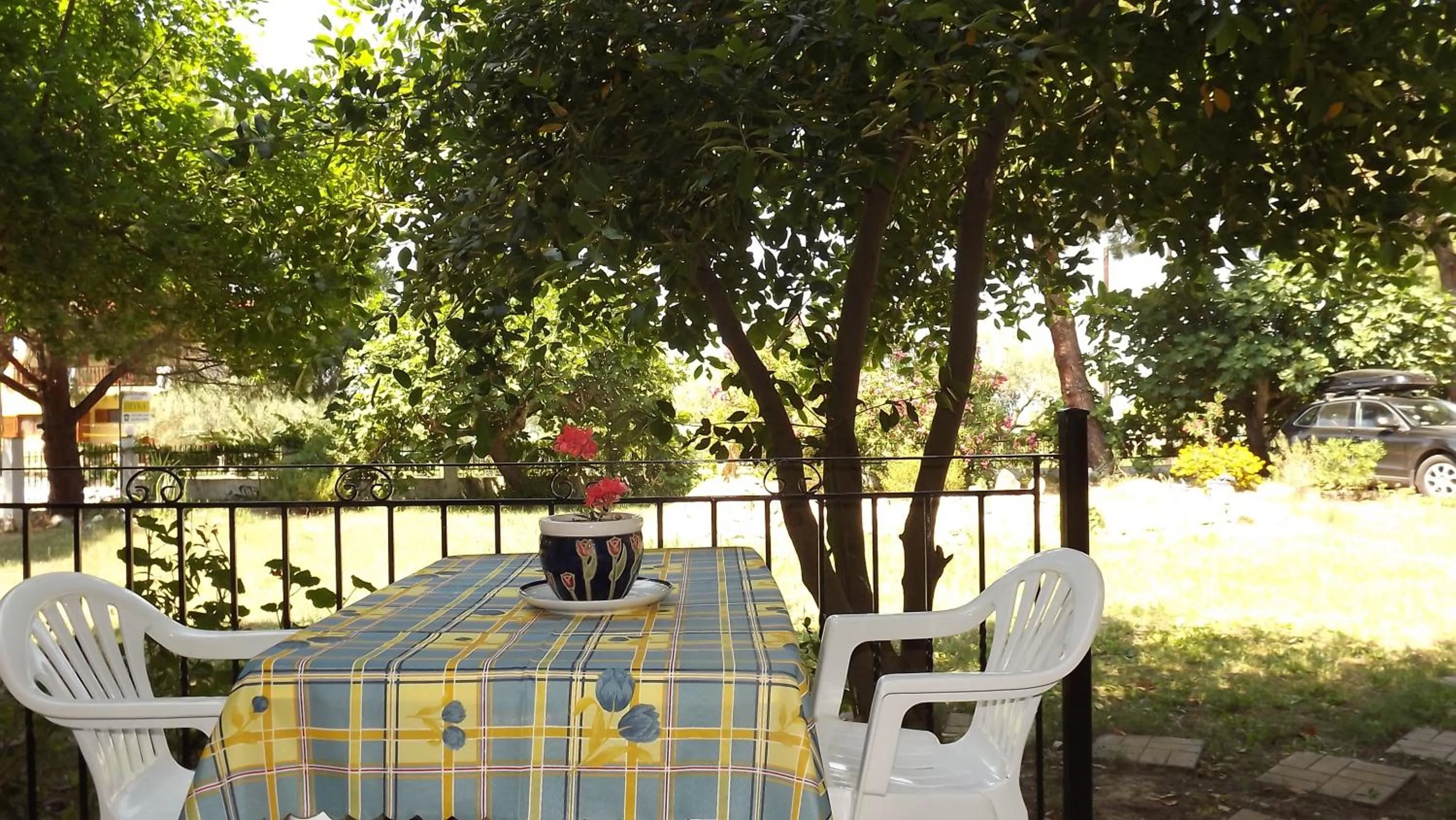 Restaurant/places to eat in Pefka Studios & Apartments