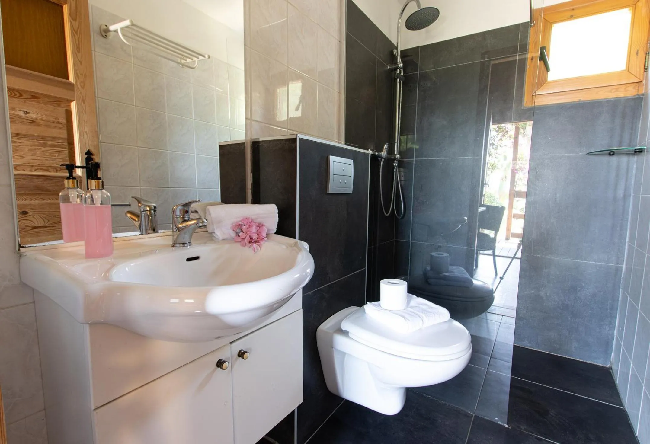 Shower in Mare E Monti