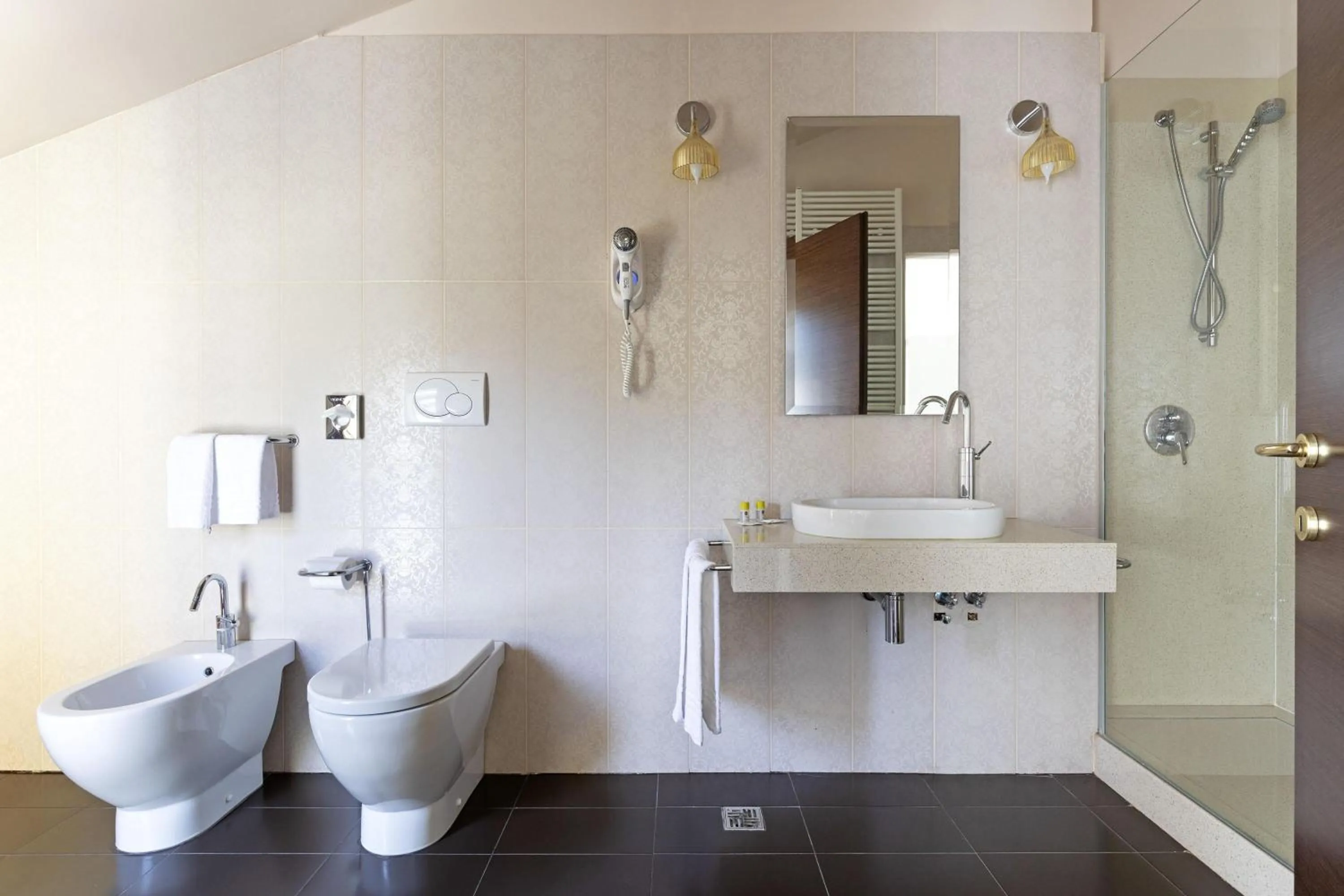 Photo of the whole room in B&B HOTEL Malpensa Lago Maggiore