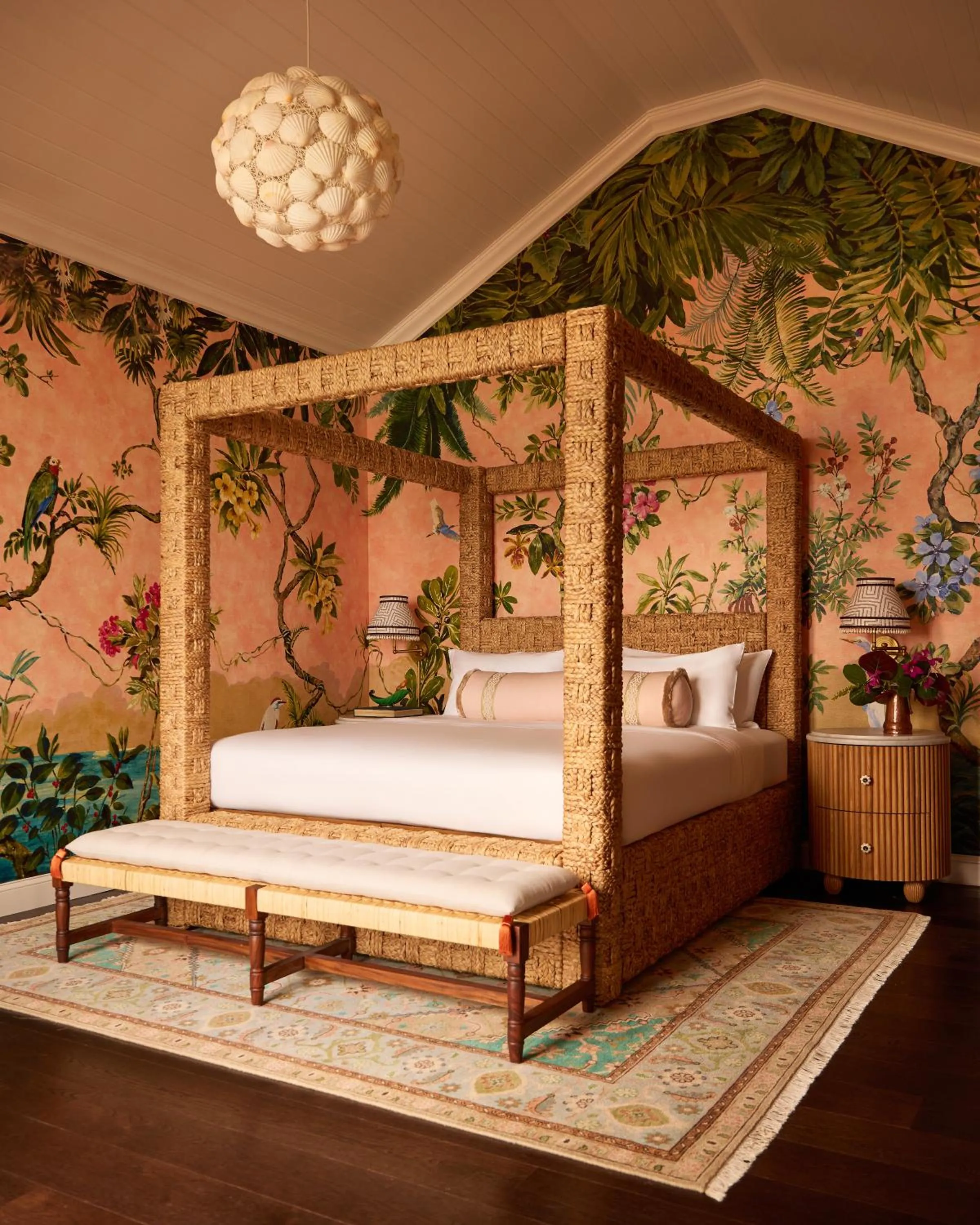 Bed in Coral Sands Inn & Cottages