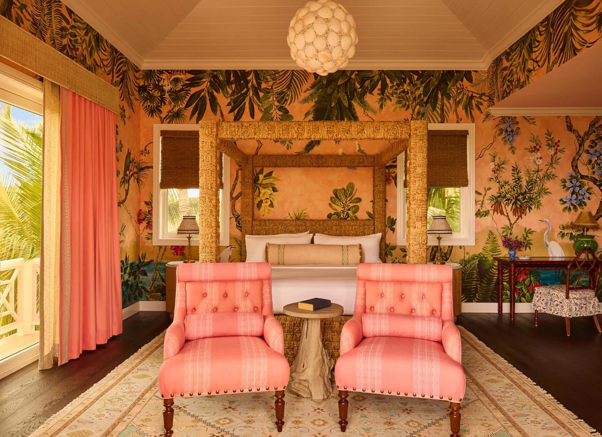 Bed in Coral Sands Inn & Cottages