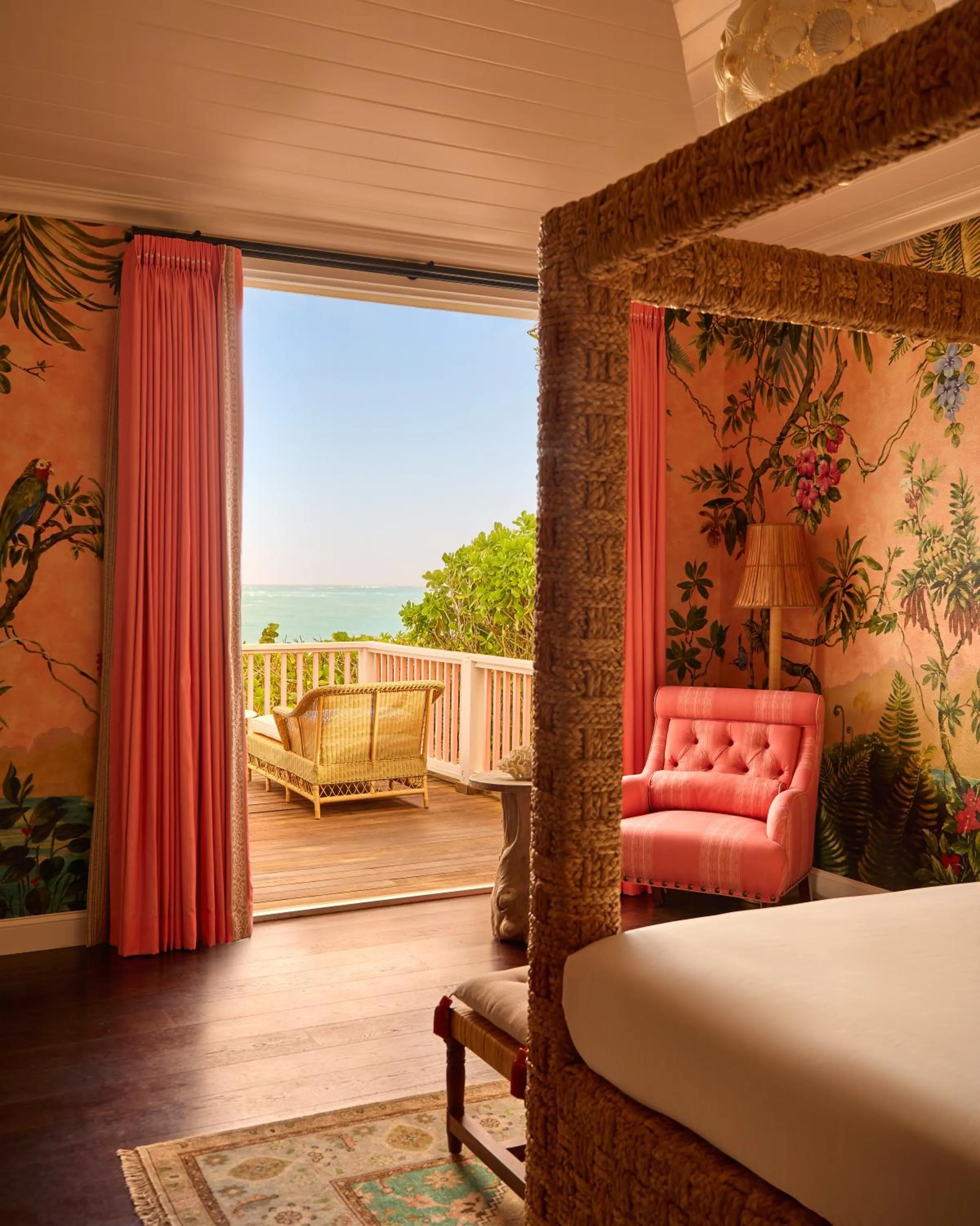 Bed in Coral Sands Inn & Cottages