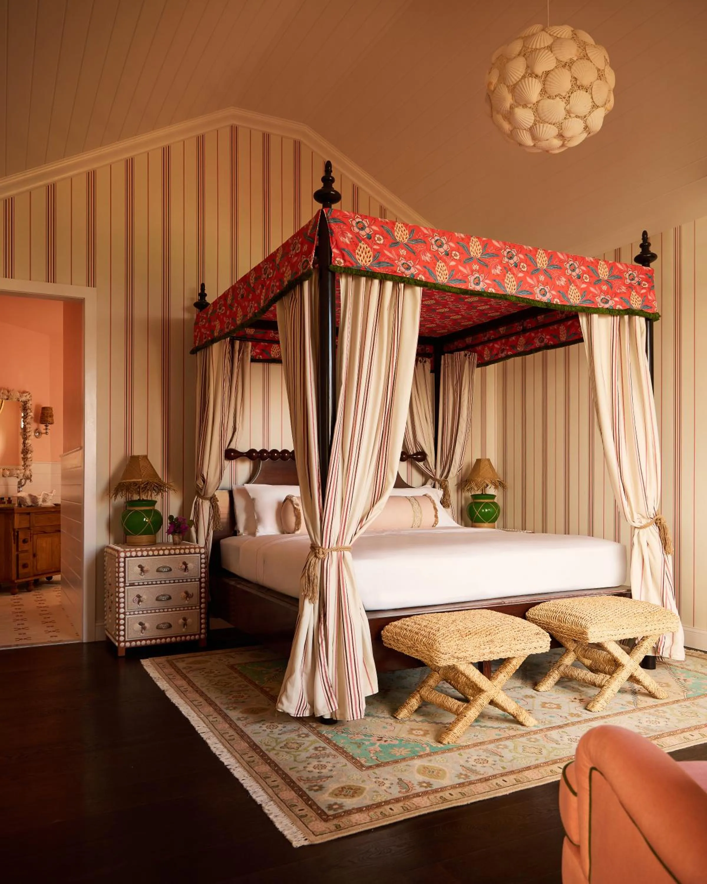 Bed in Coral Sands Inn & Cottages