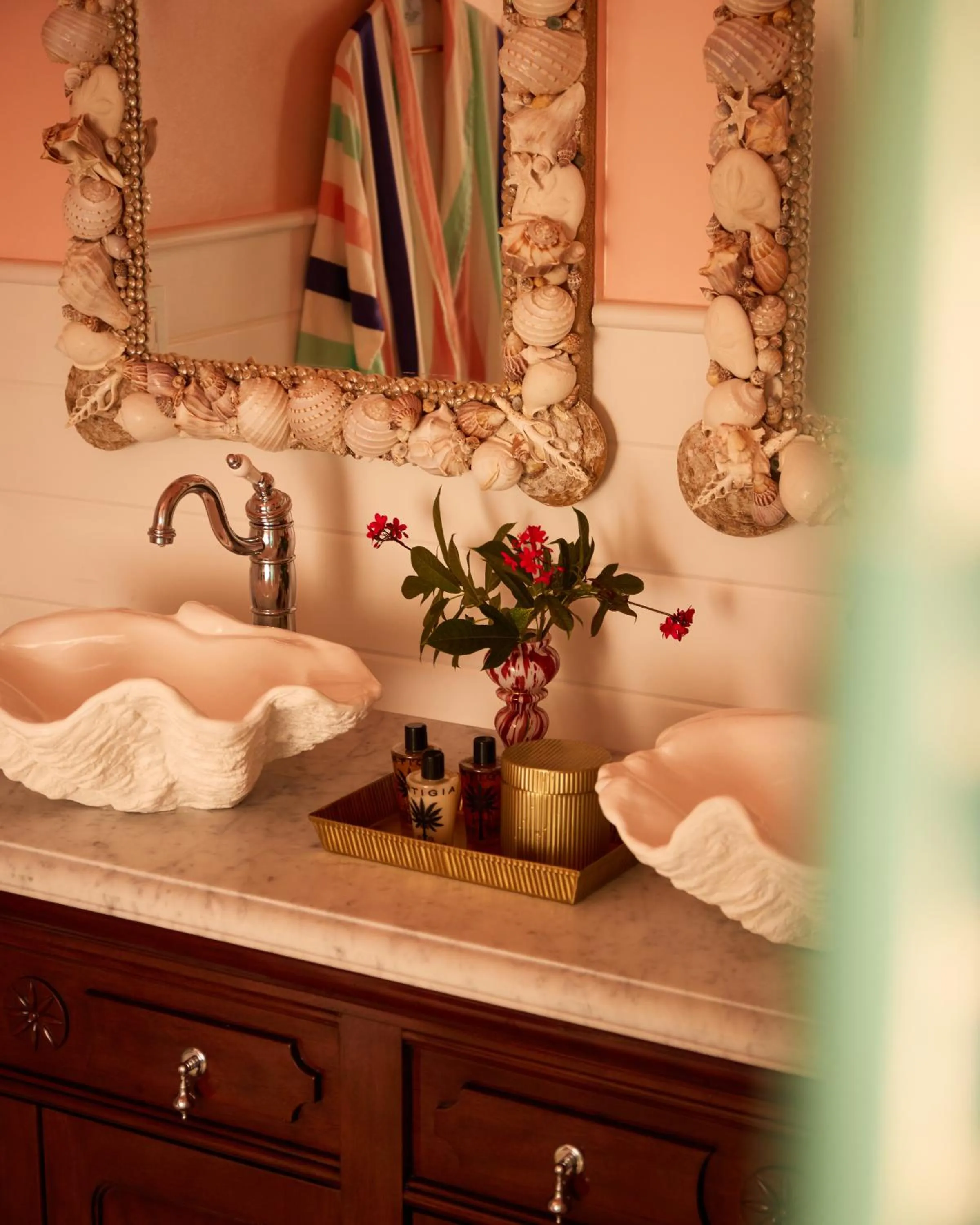 Bathroom in Coral Sands Inn & Cottages