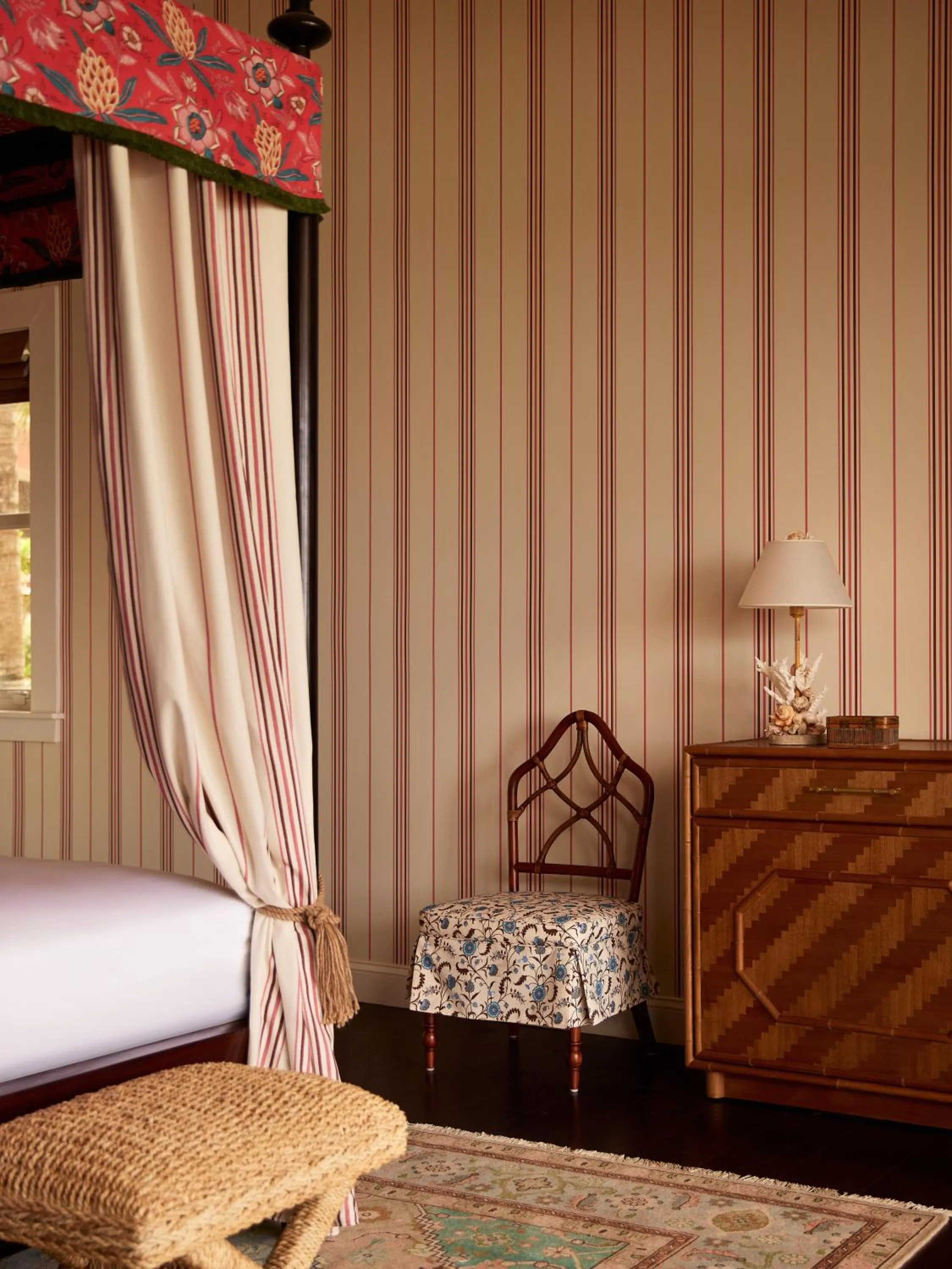 Bed in Coral Sands Inn & Cottages