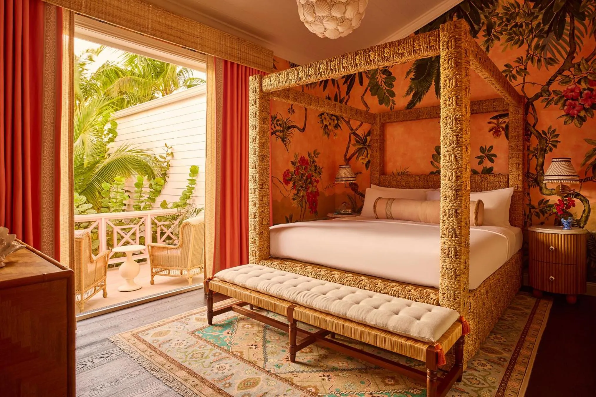 Bed in Coral Sands Inn & Cottages