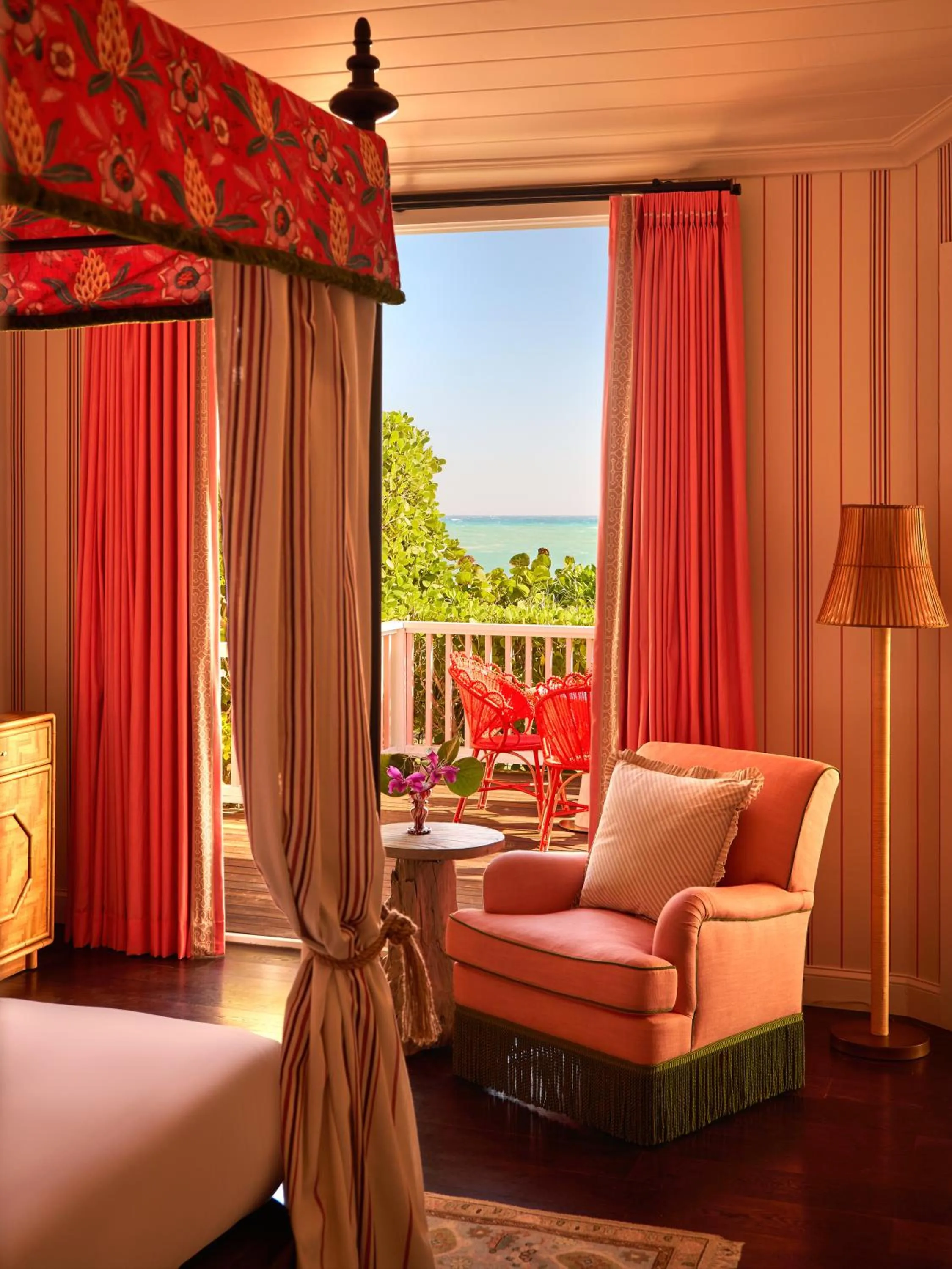 Bed in Coral Sands Inn & Cottages