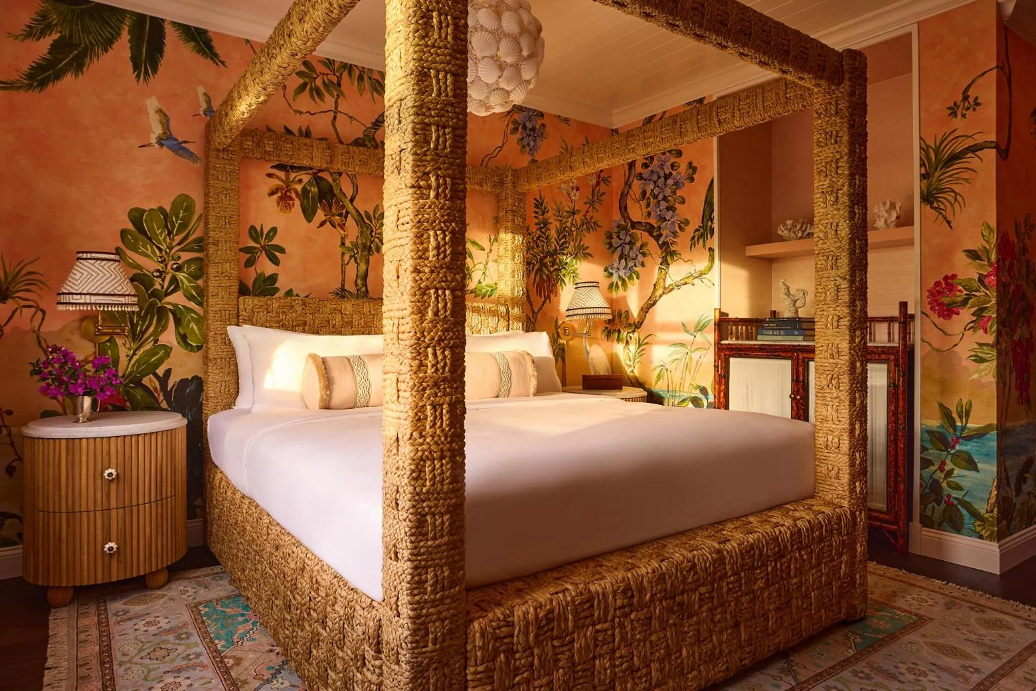 Bed in Coral Sands Inn & Cottages