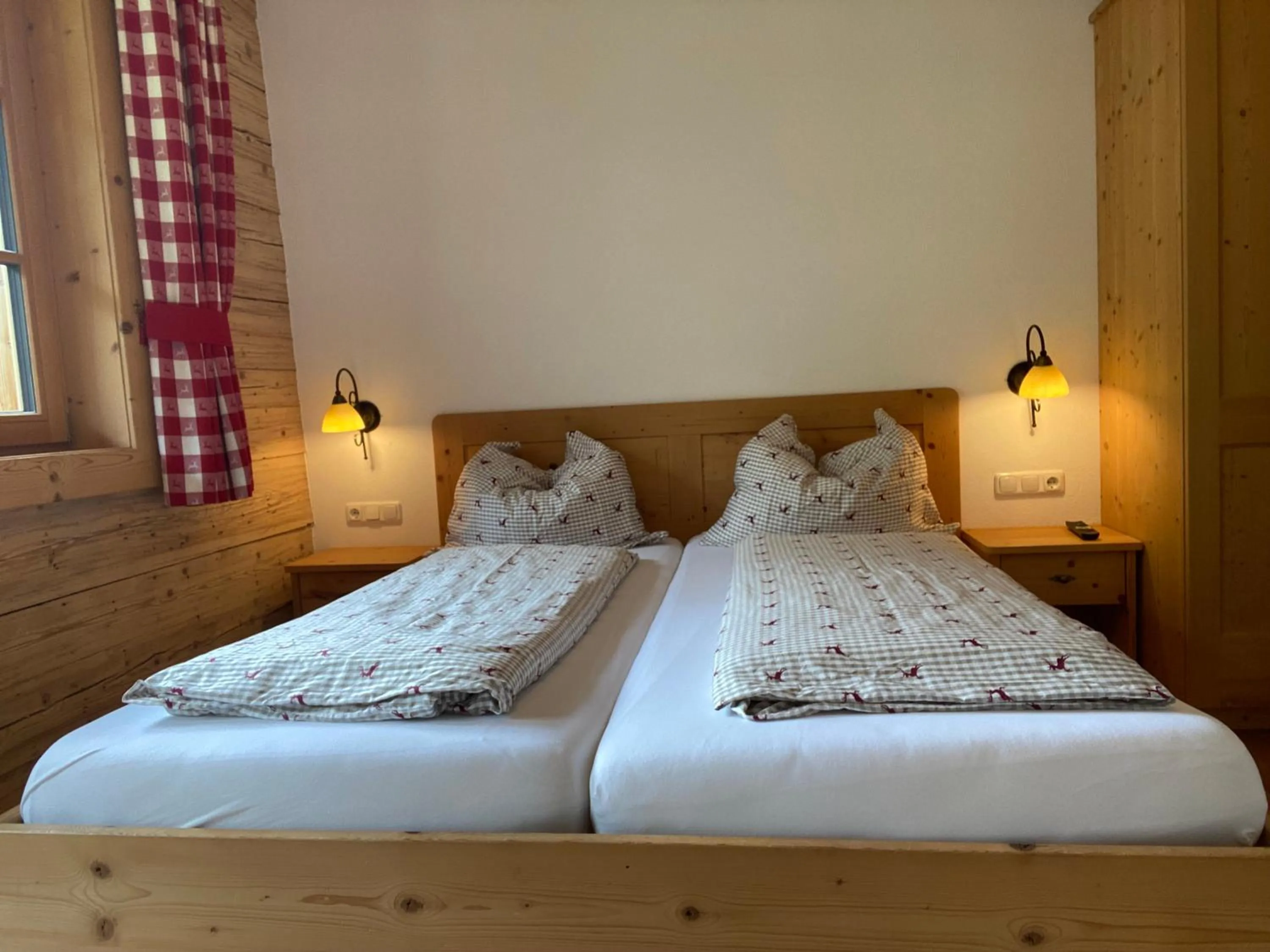 Bedroom, Bed in Landgasthof Kirchenwirt