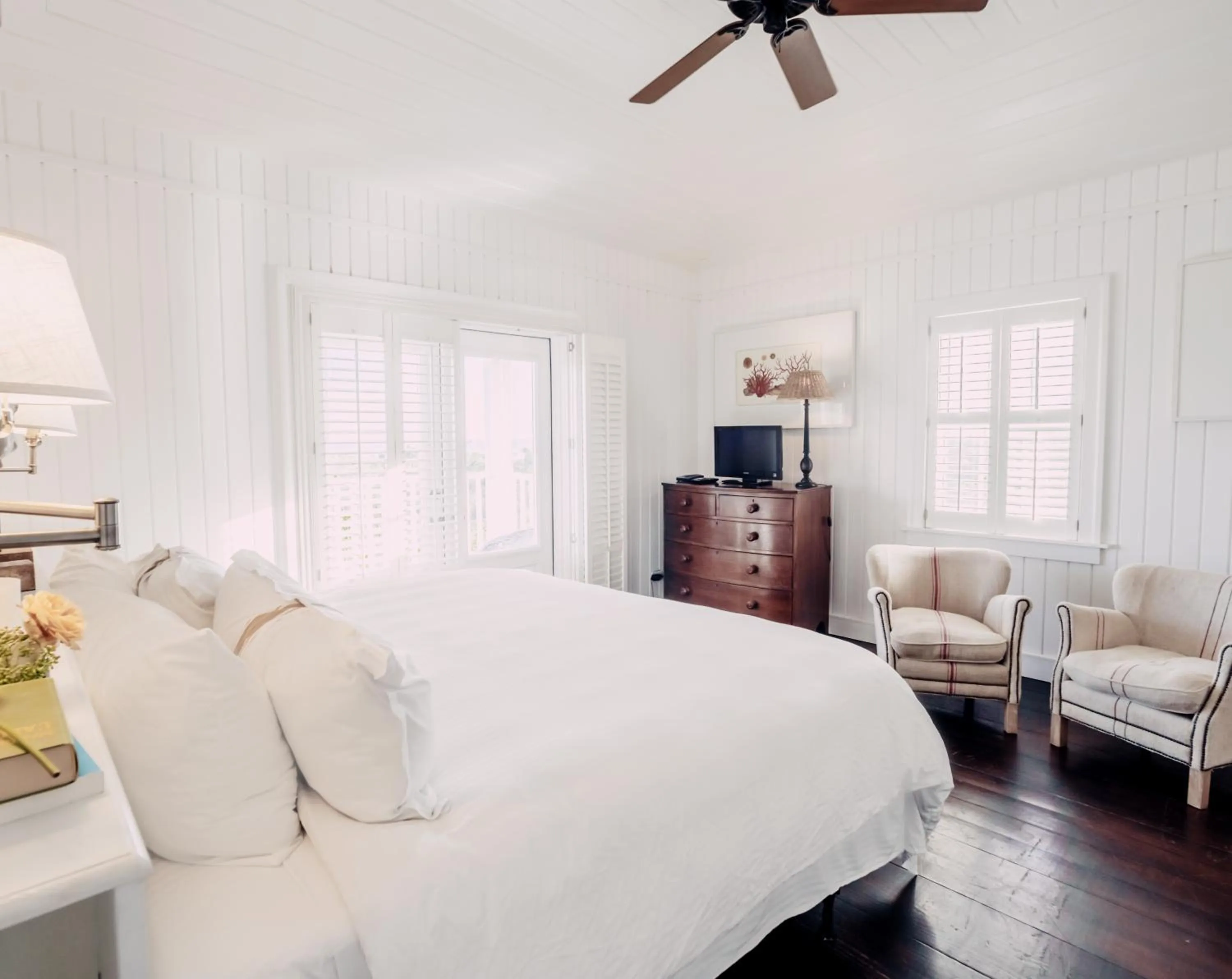 Bedroom, Bed in Pink Sands Resort
