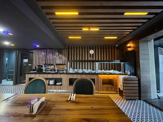 Restaurant/places to eat in Nira Boutique Hotel