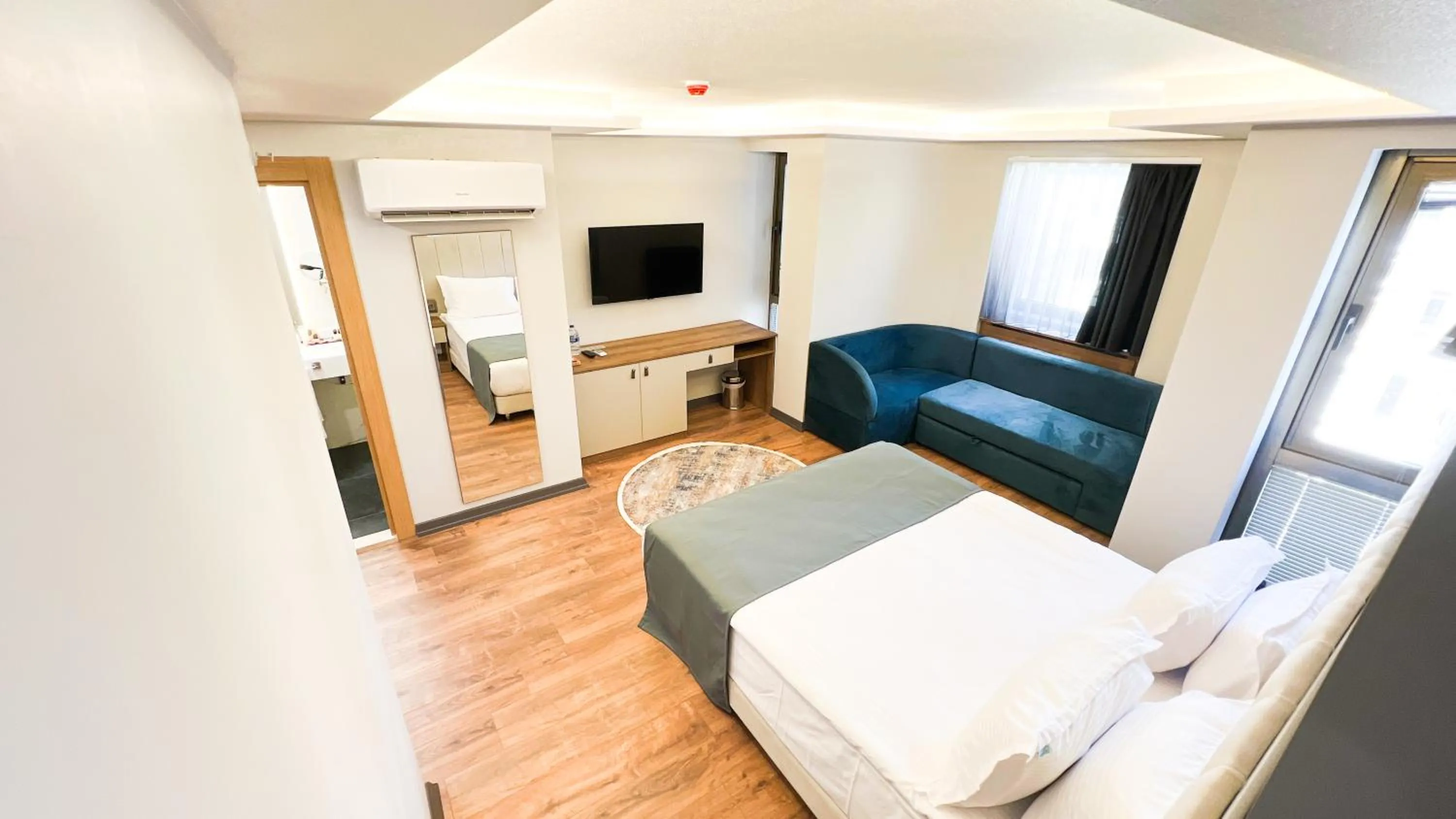 Communal lounge/ TV room in Nira Boutique Hotel