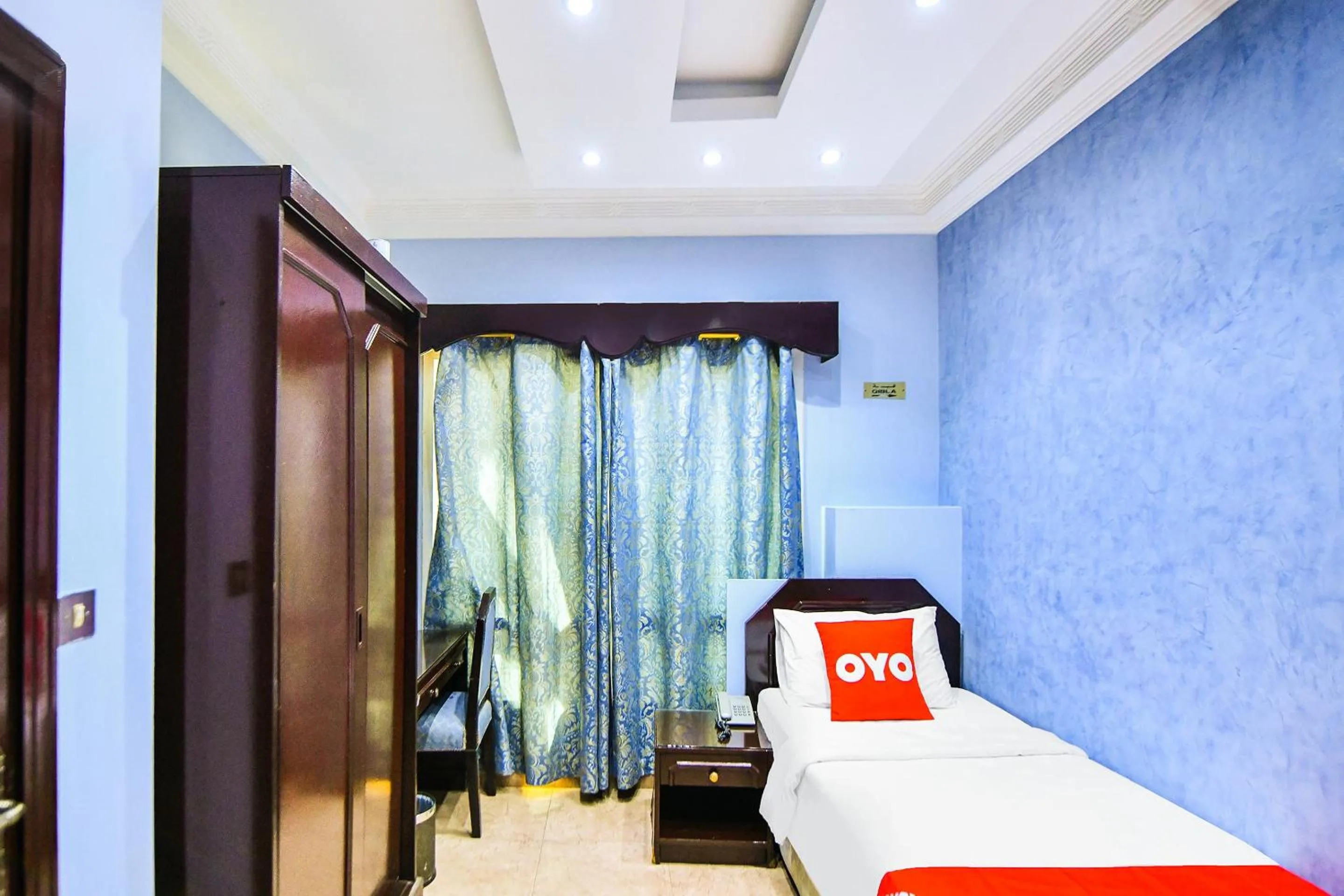 Bedroom, Bed in OYO 137 Marina Hotel