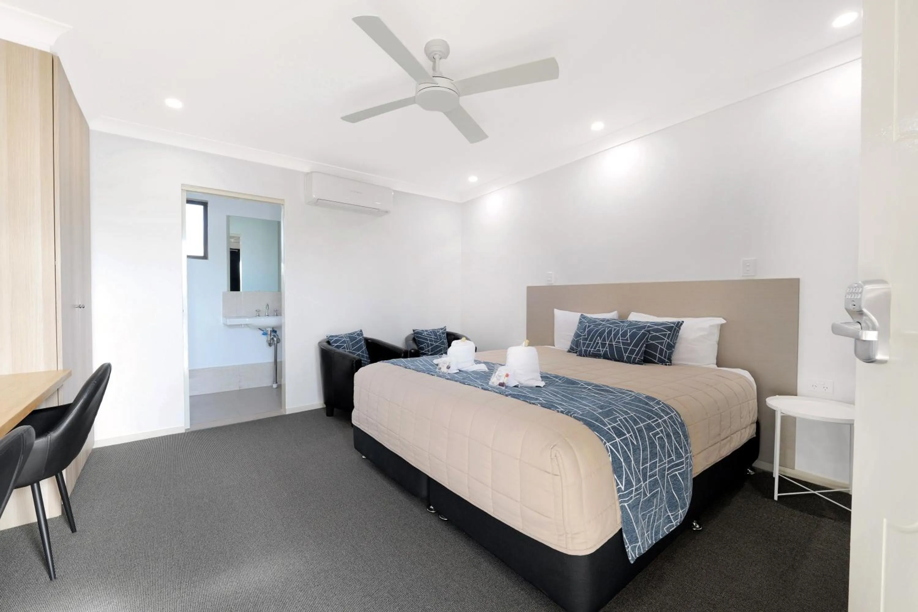 Photo of the whole room, Bed in Boggabri Motel