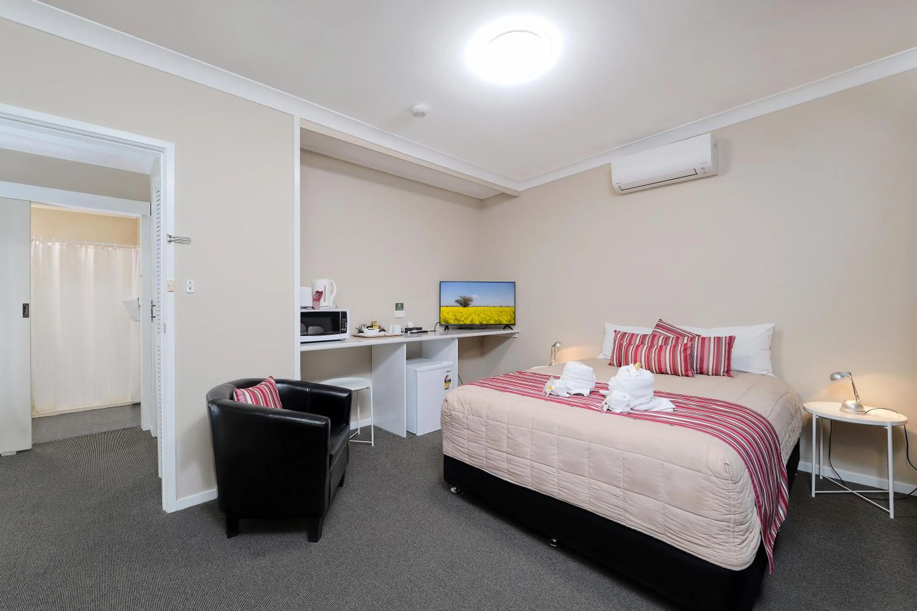 Photo of the whole room, Bed in Boggabri Motel