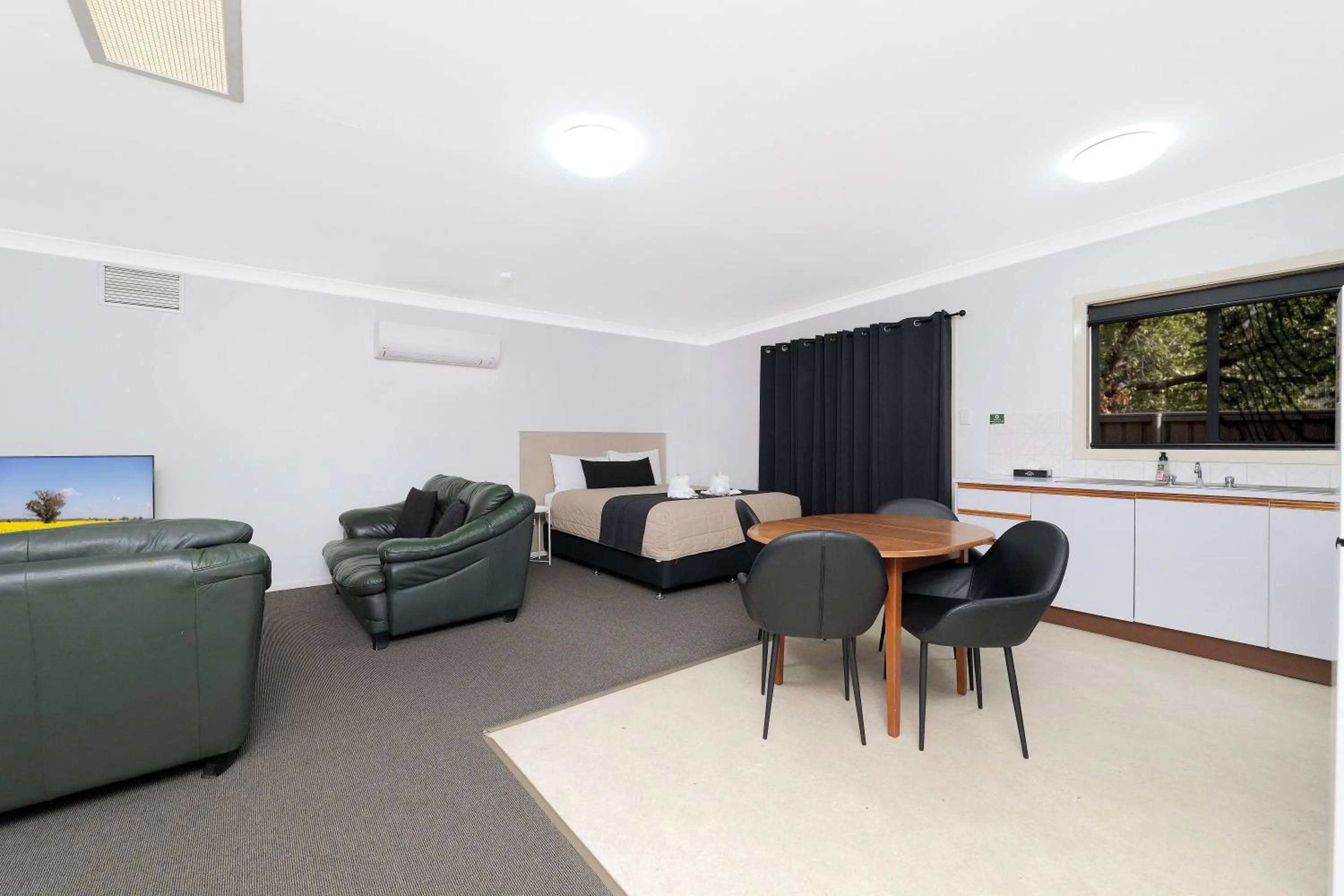 Kitchen or kitchenette in Boggabri Motel