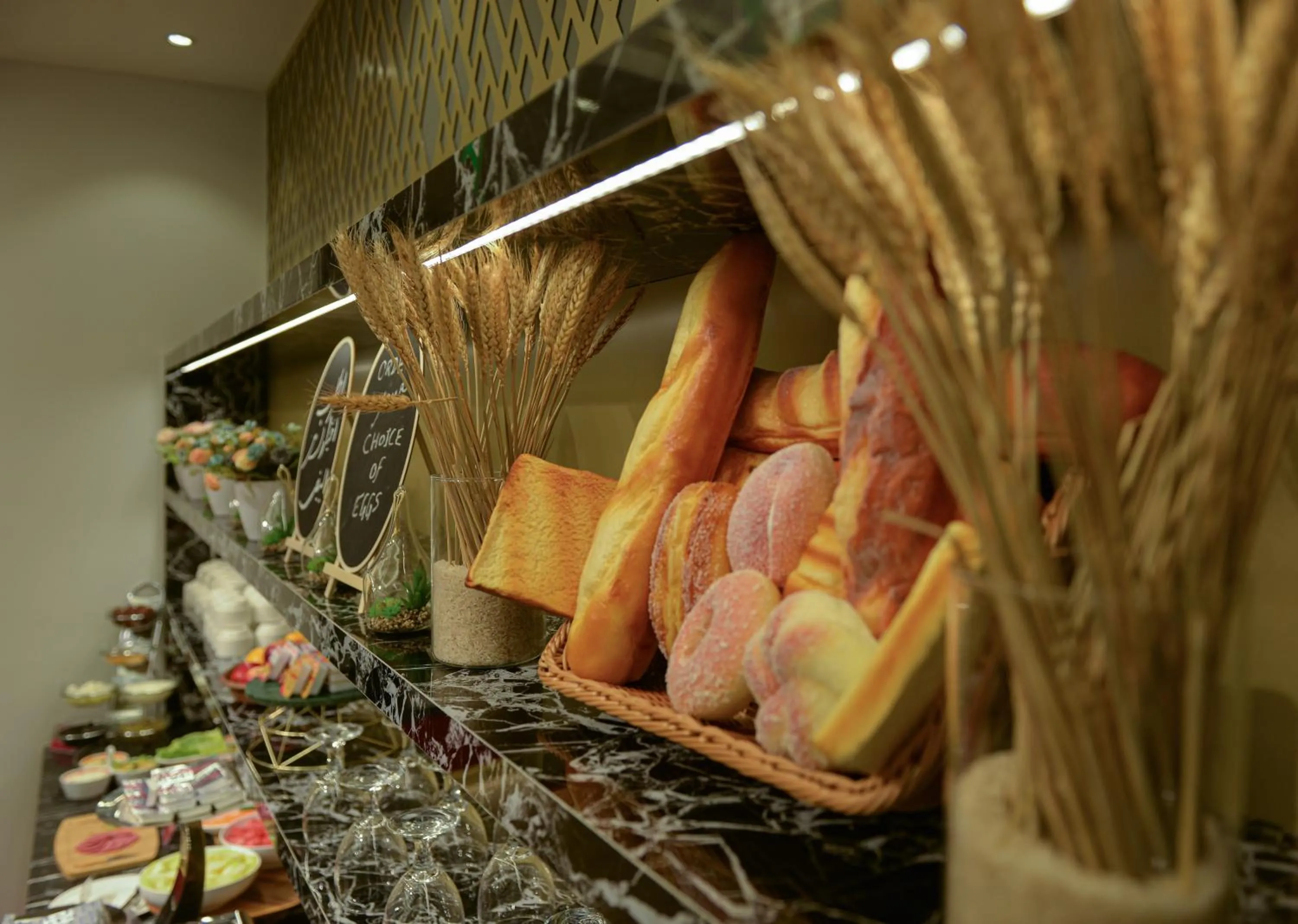 Restaurant/places to eat in Muscat Express Hotel