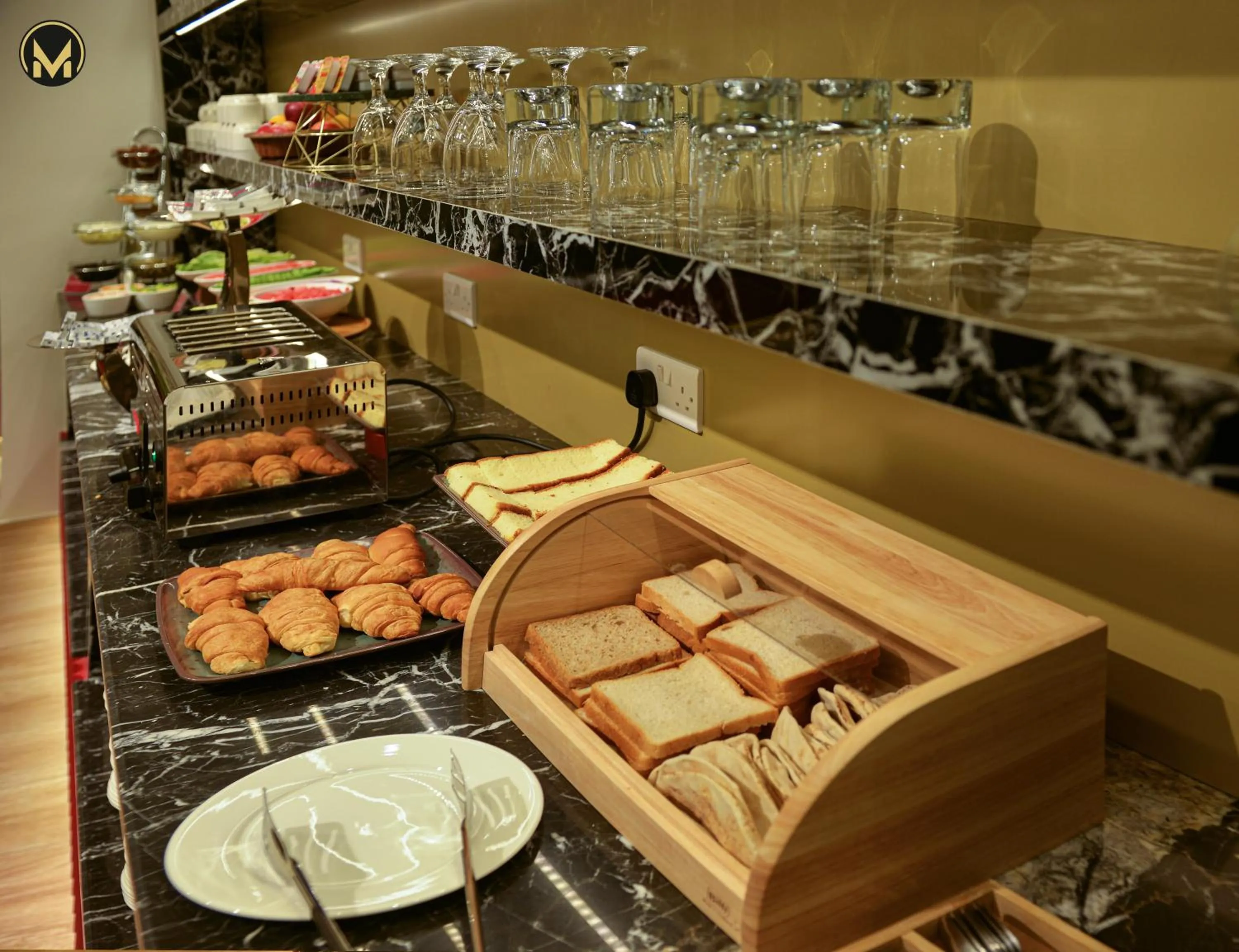 Restaurant/places to eat in Muscat Express Hotel