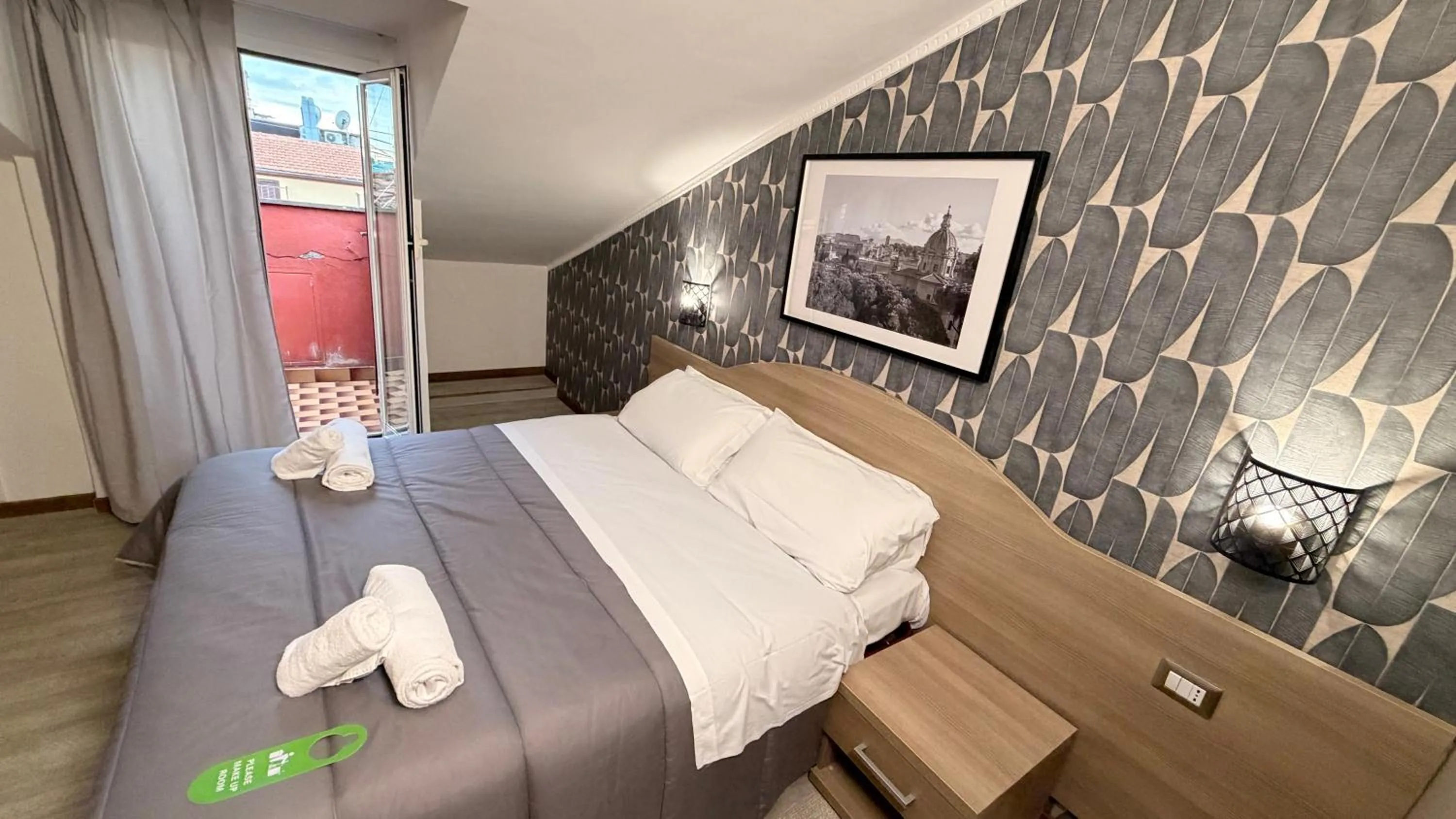 Photo of the whole room, Bed in Hotel Concorde