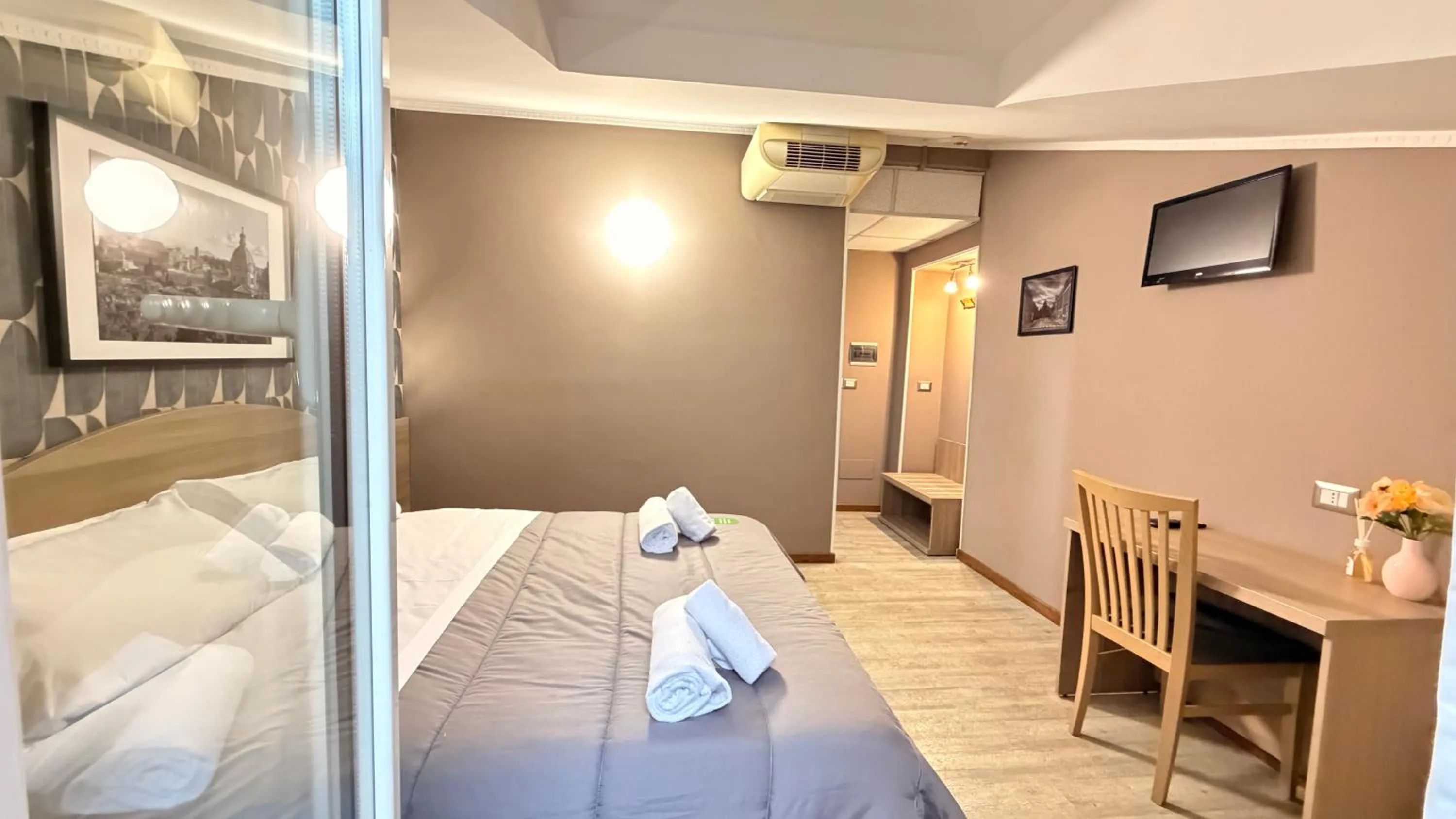 Photo of the whole room, Bed in Hotel Concorde