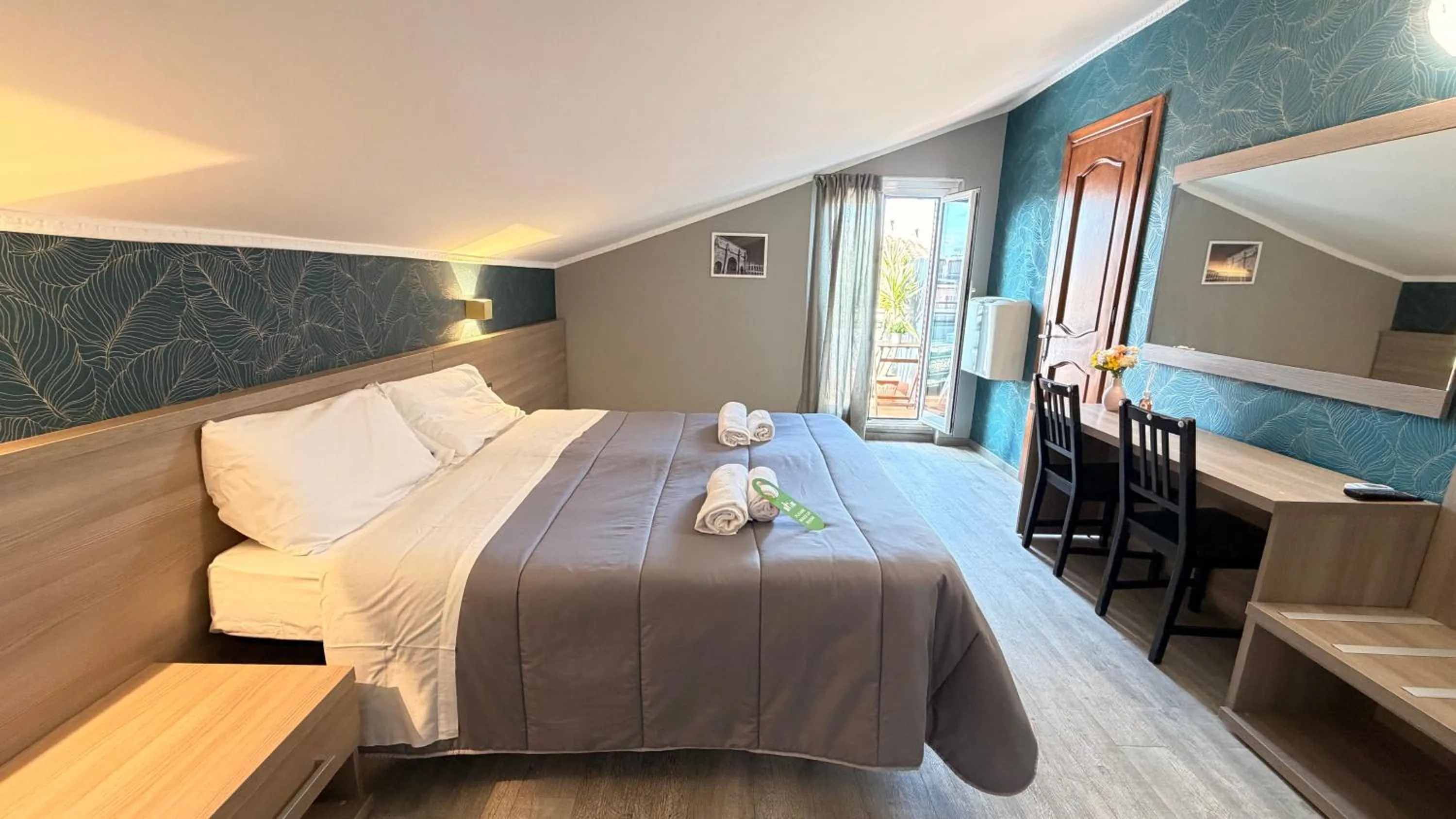 Photo of the whole room, Bed in Hotel Concorde