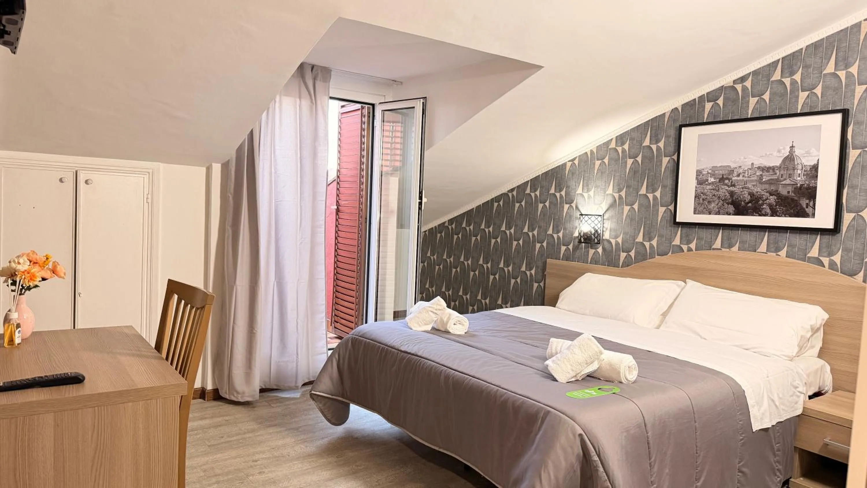 Photo of the whole room, Bed in Hotel Concorde