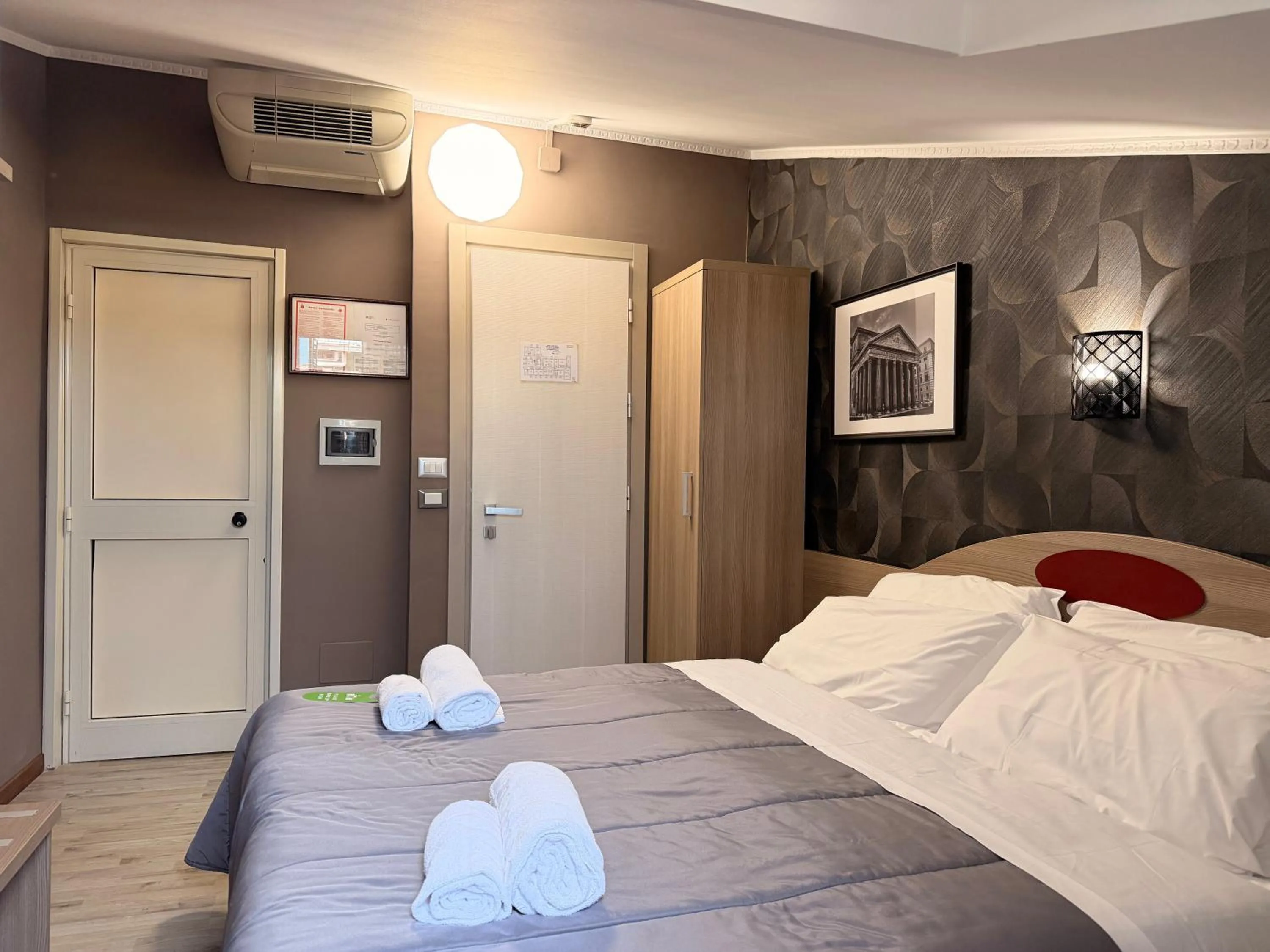 Photo of the whole room, Bed in Hotel Concorde