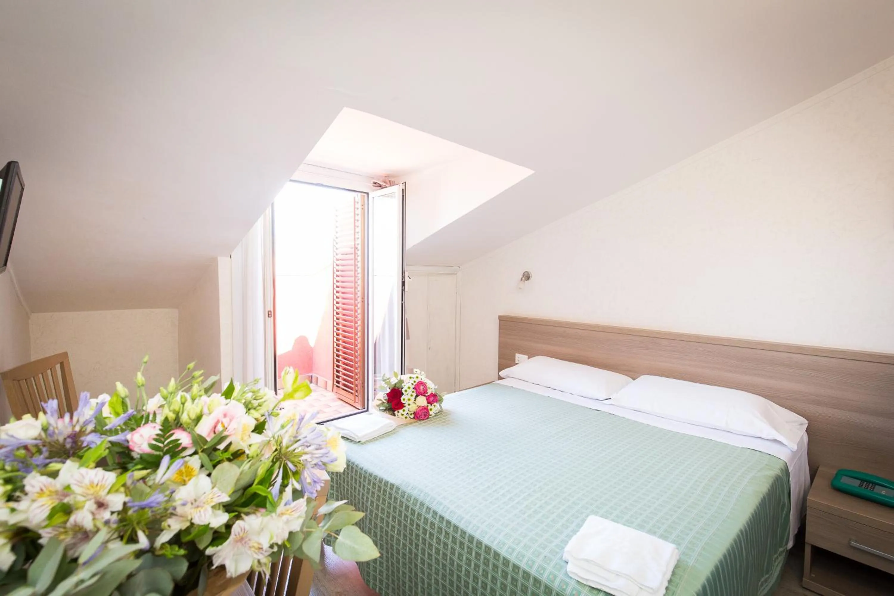 Photo of the whole room, Bed in Hotel Concorde