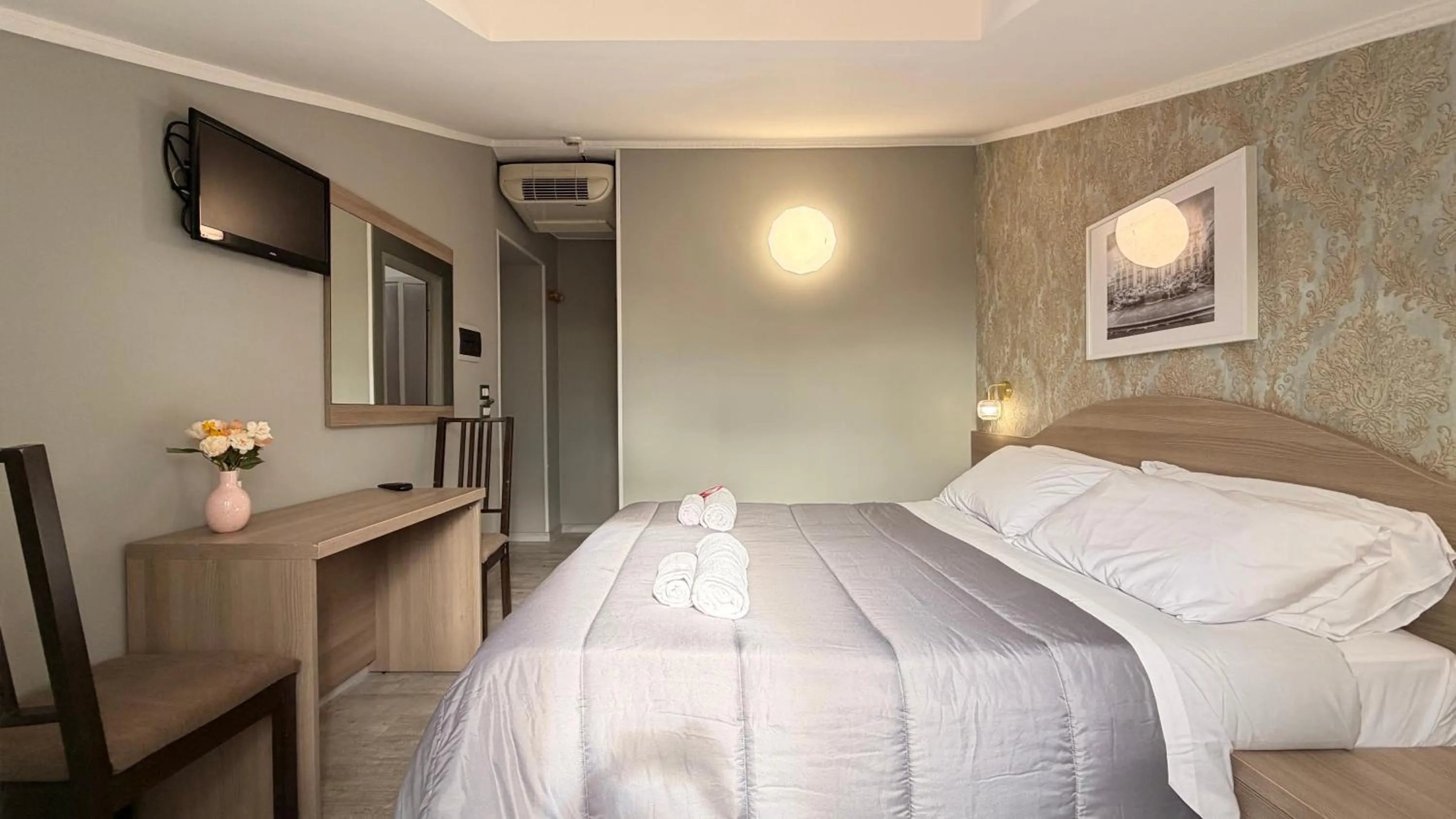 Photo of the whole room, Bed in Hotel Concorde