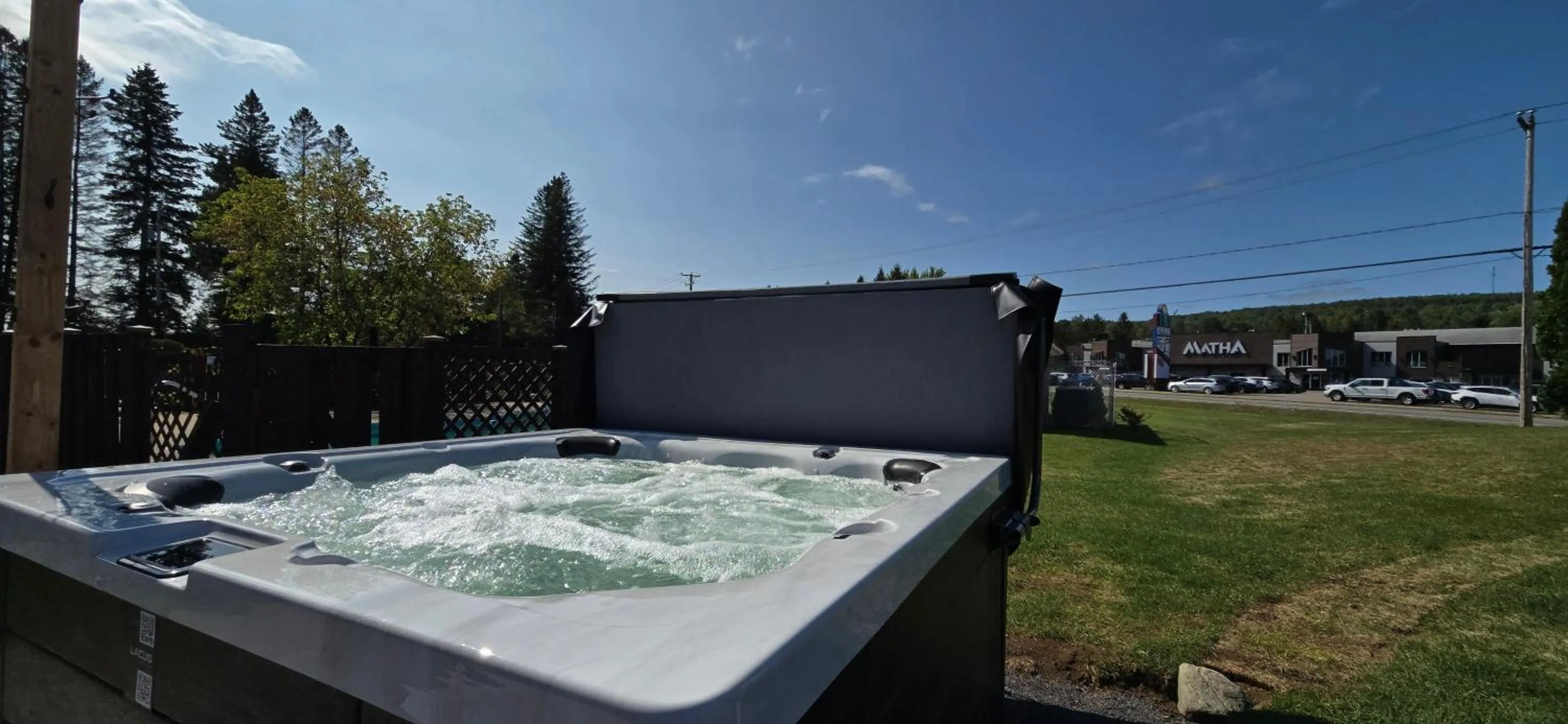 Hot Tub in Hôtel Matha
