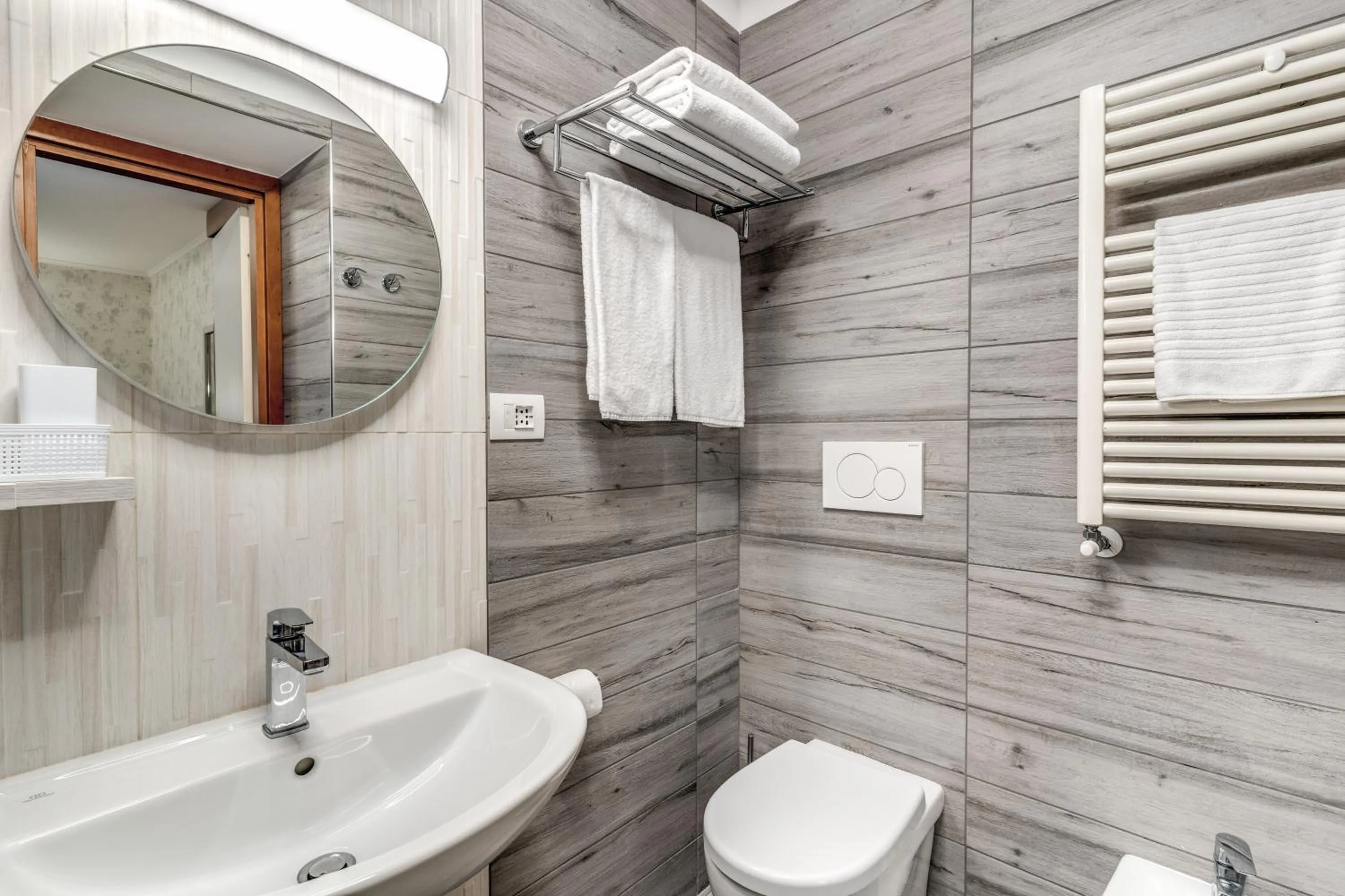 Shower in Hotel Milo