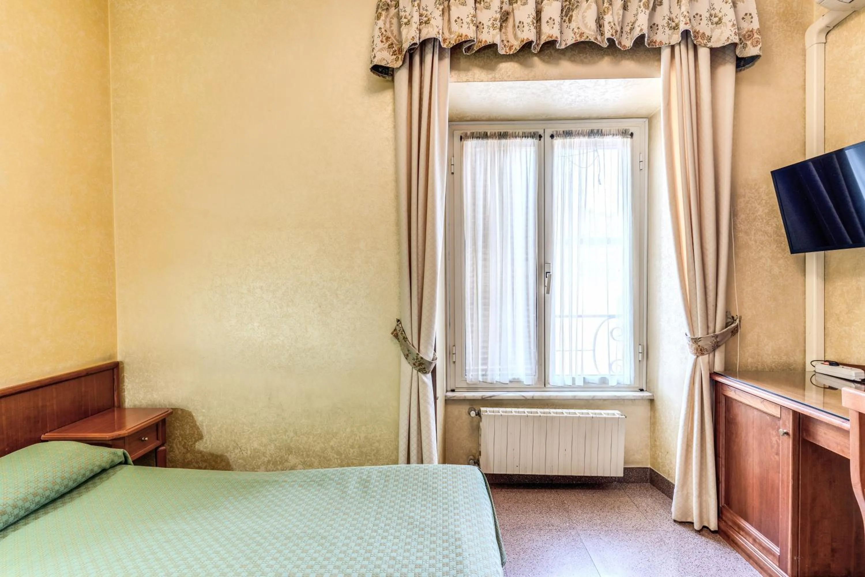 Shower, Bed in Hotel Milo