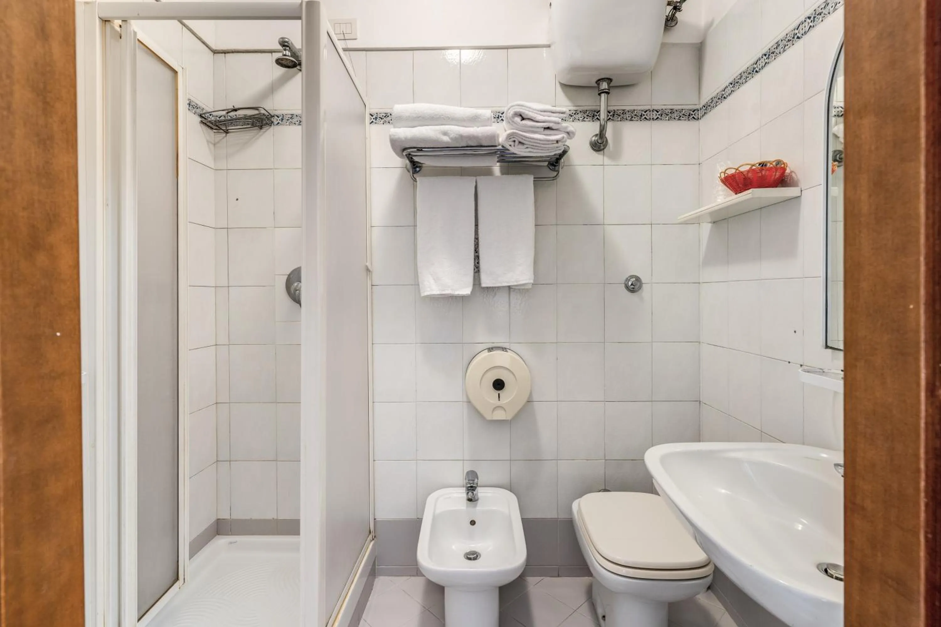 Shower in Hotel Milo