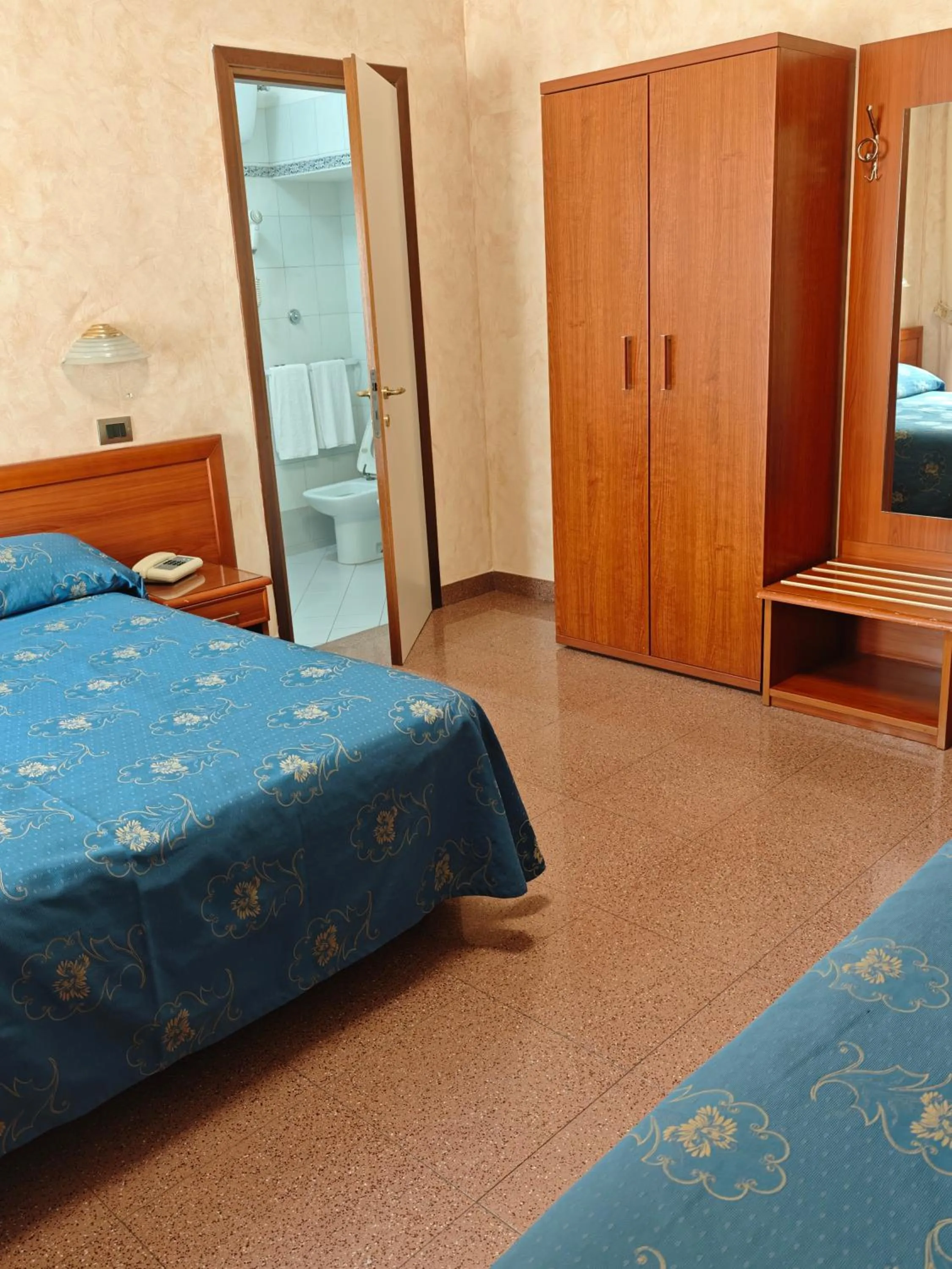 Shower, Bed in Hotel Milo