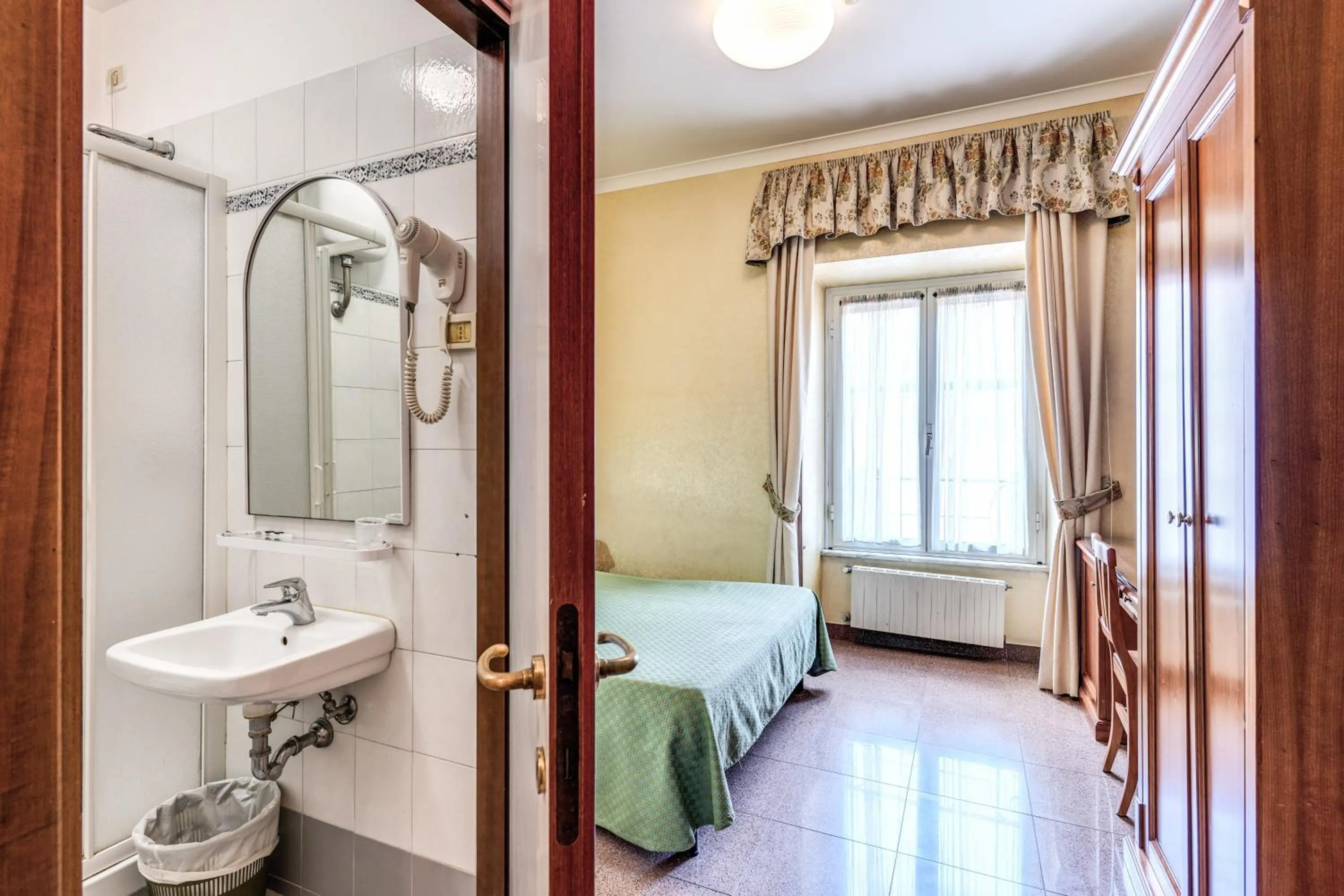 Shower, Bed in Hotel Milo