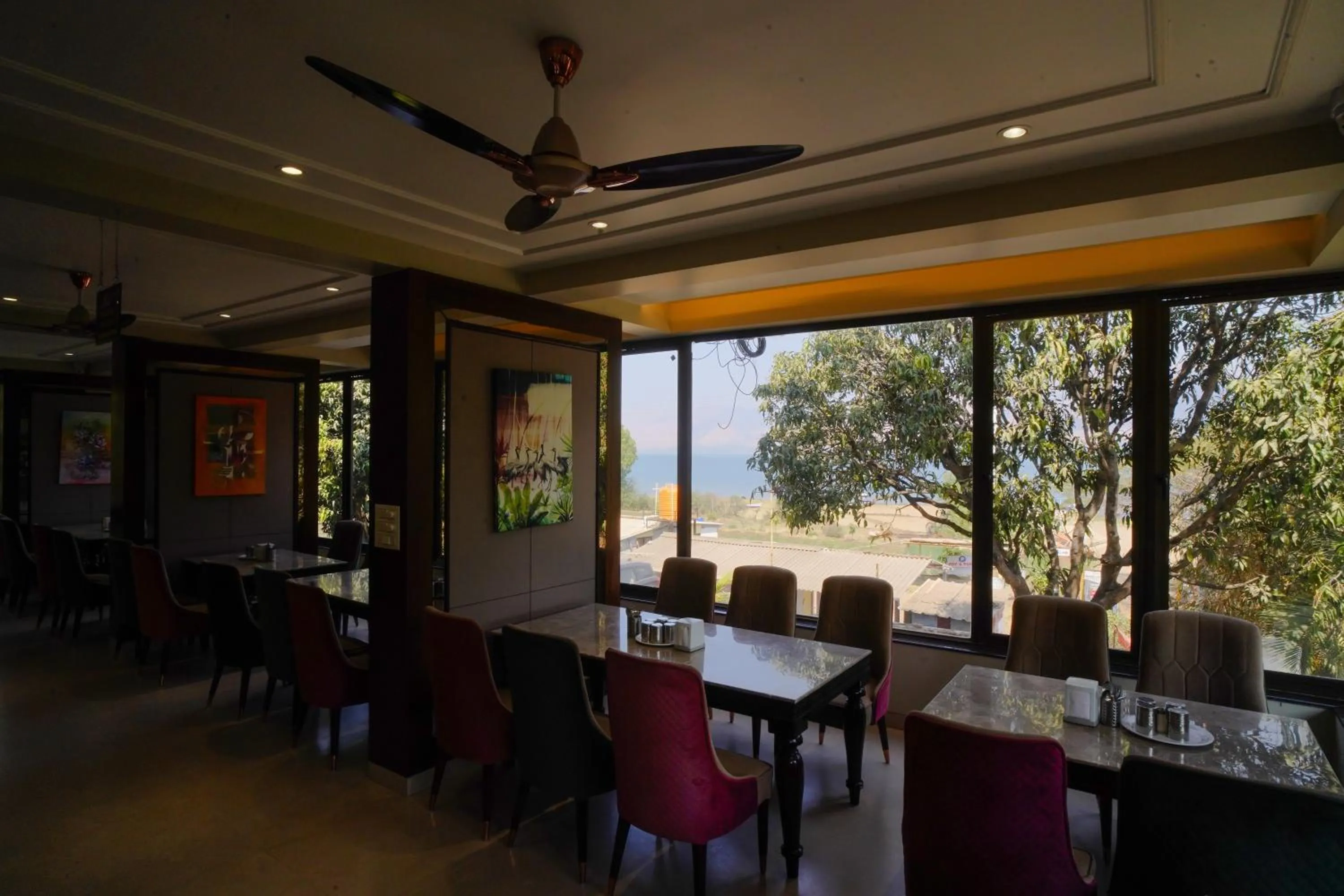 Restaurant/places to eat in VIRASAT RESORT