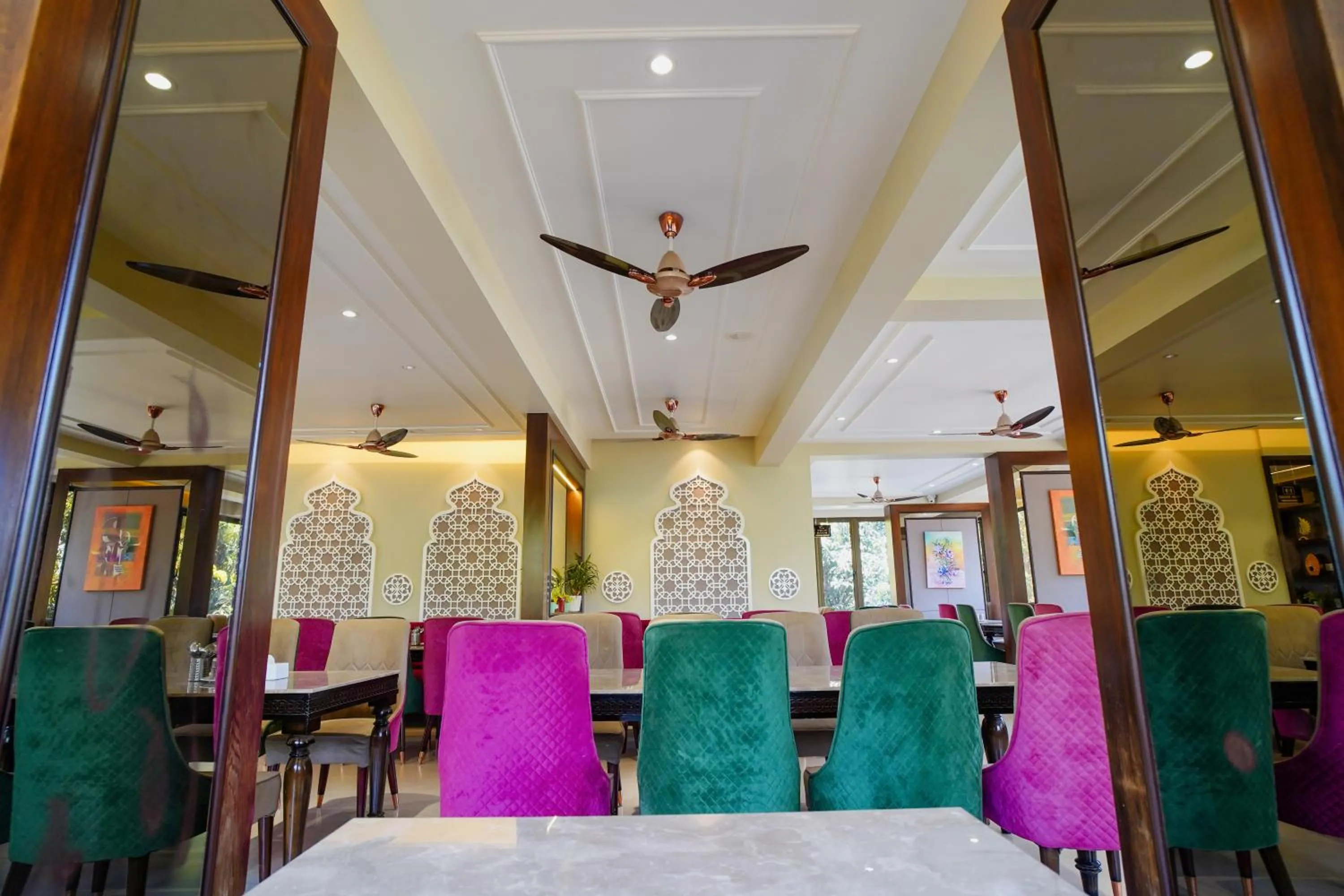 Restaurant/places to eat in VIRASAT RESORT